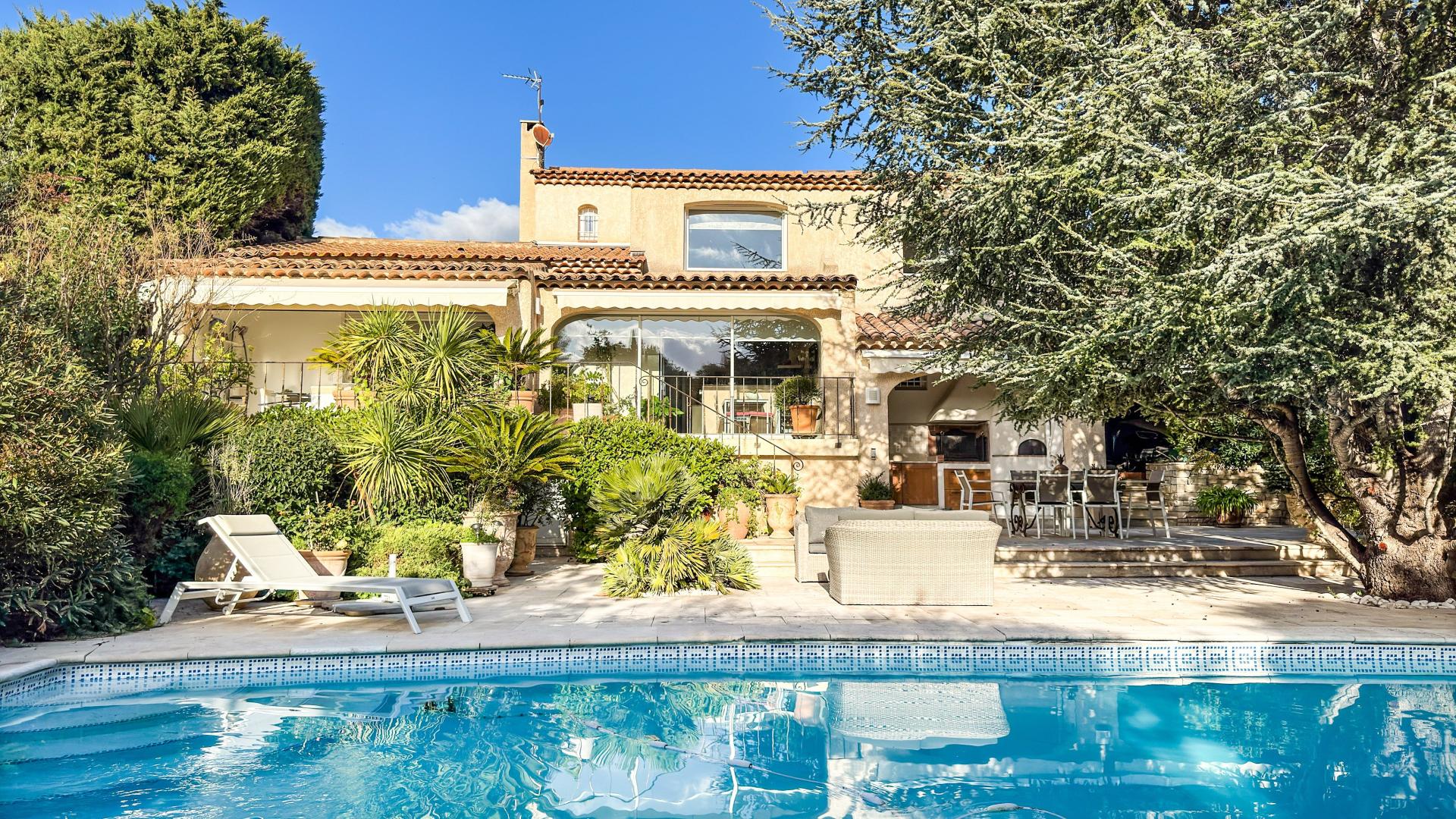 Photo 4 of the listing.