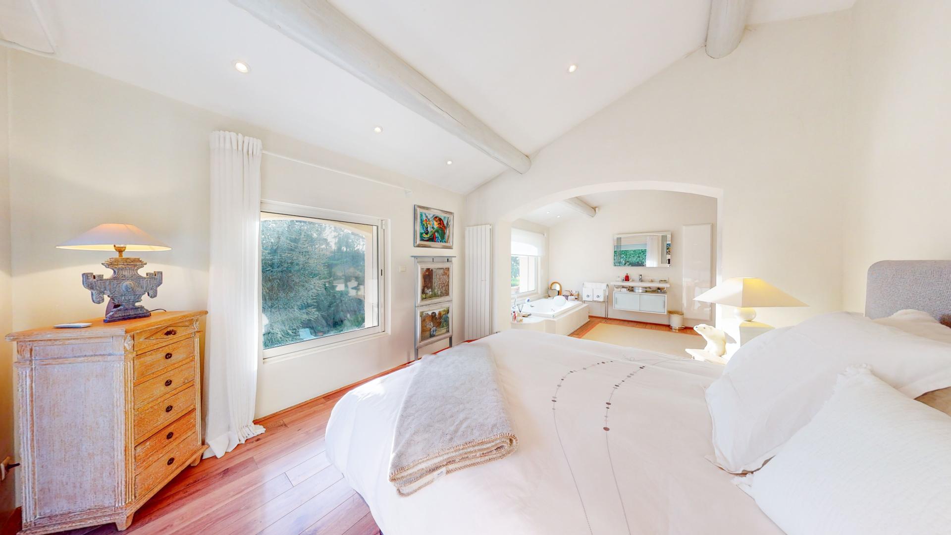 Photo 14 of the listing.