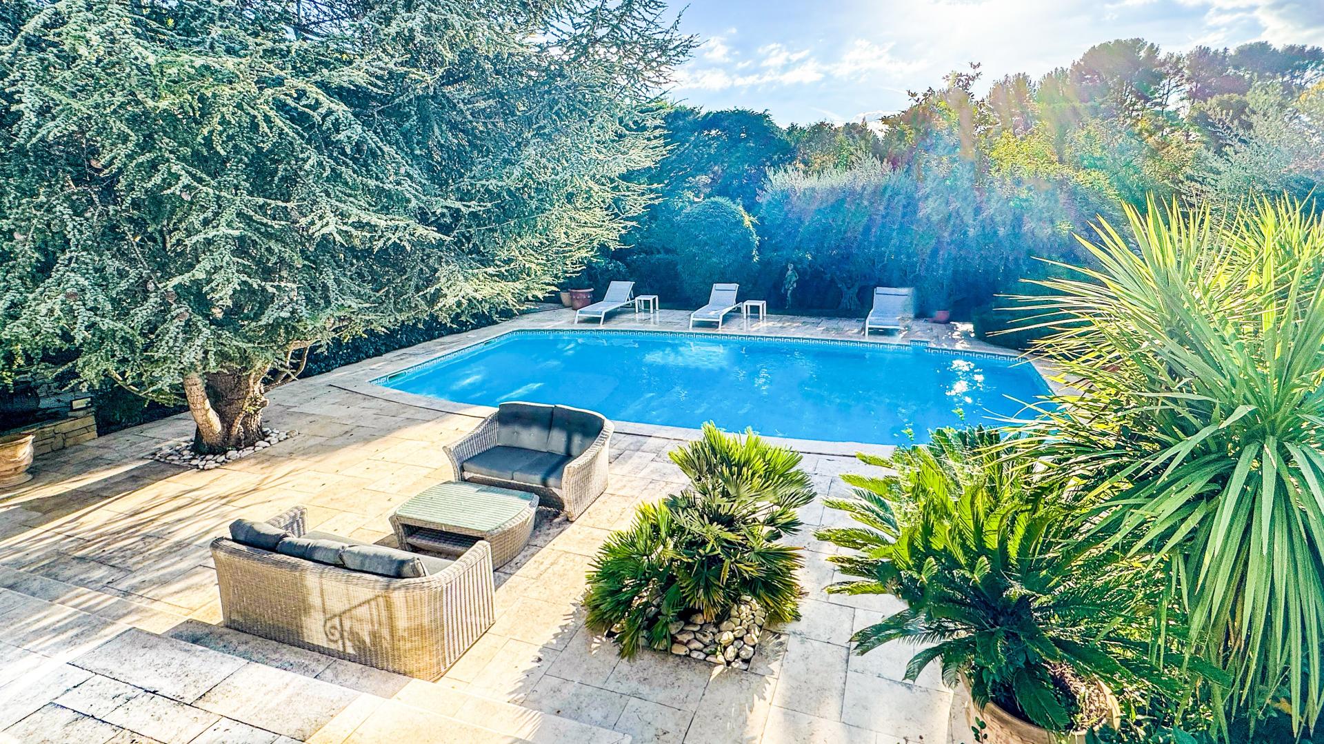 Photo 2 of the listing.