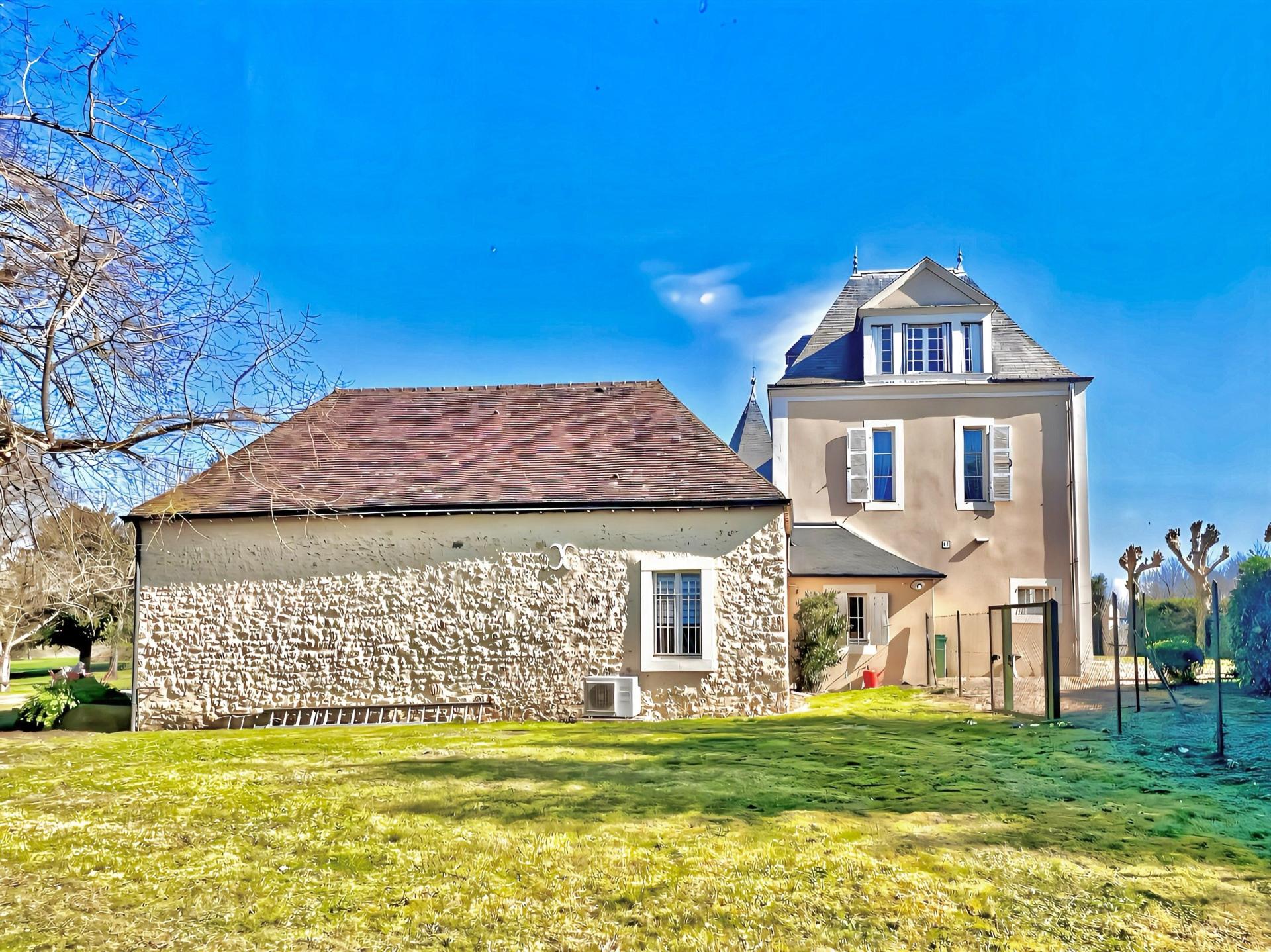 Photo 8 of the listing.