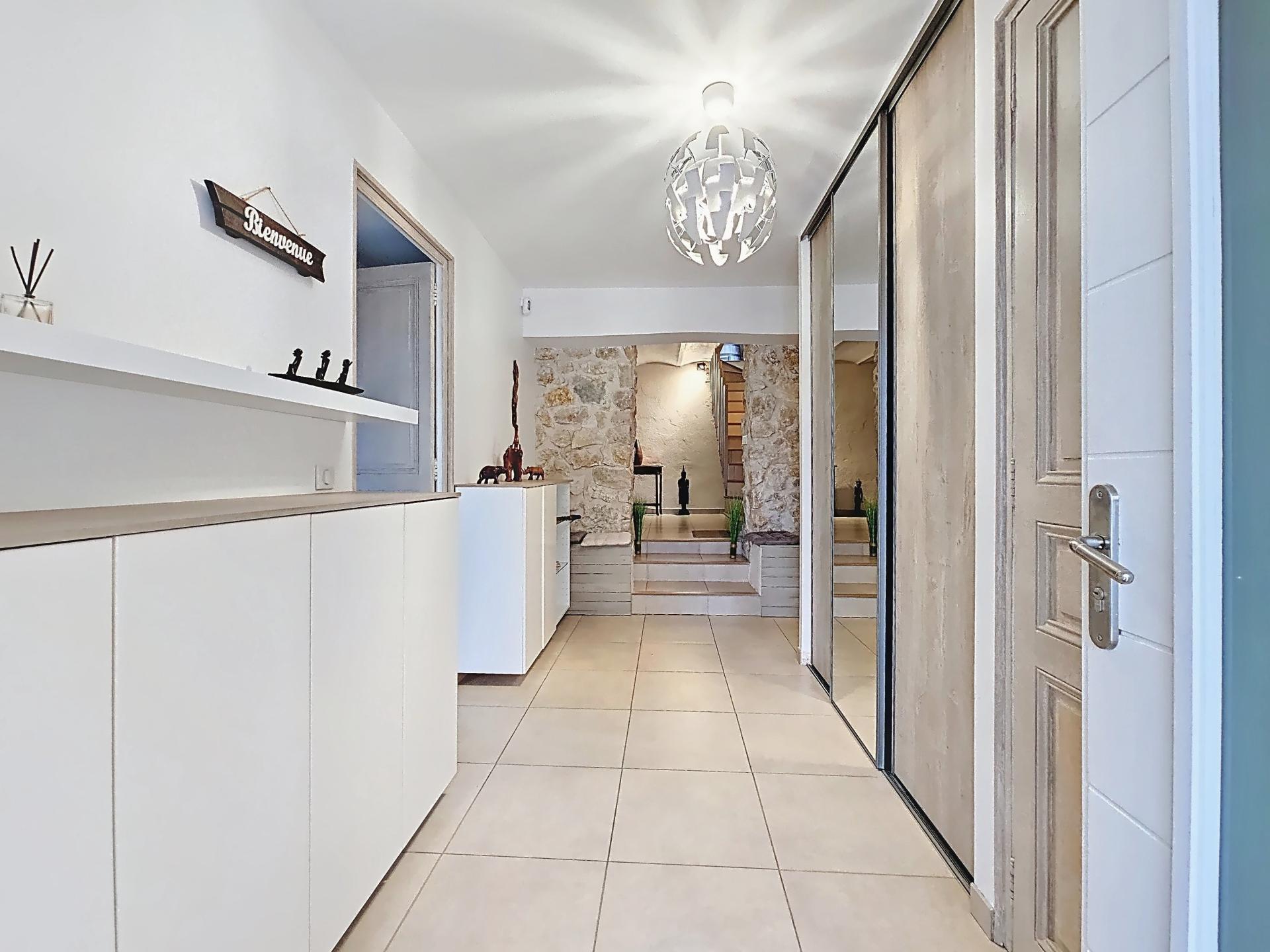 Photo 2 of the listing.