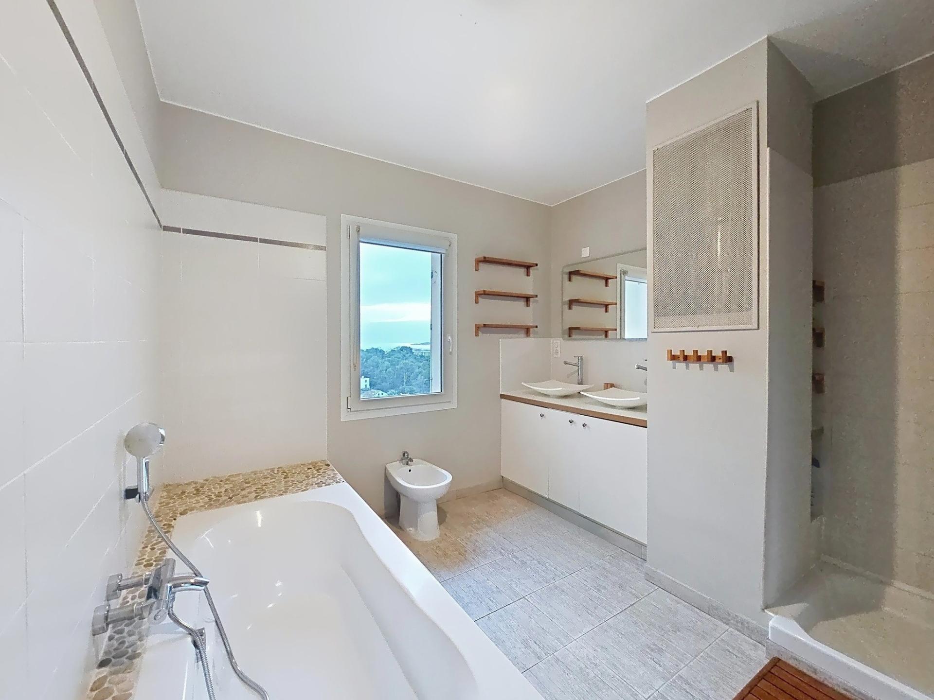 Photo 11 of the listing.