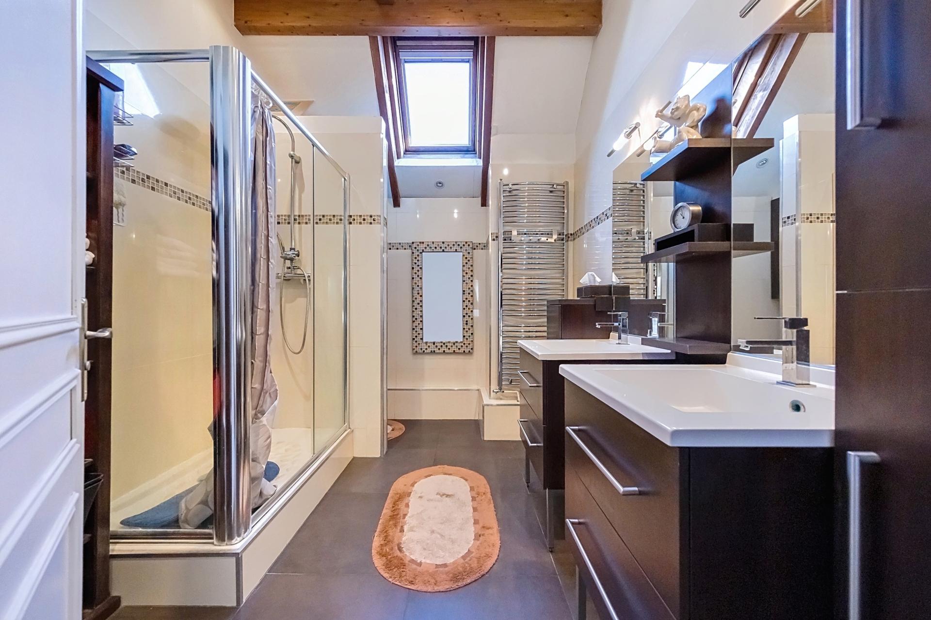 Photo 9 of the listing.