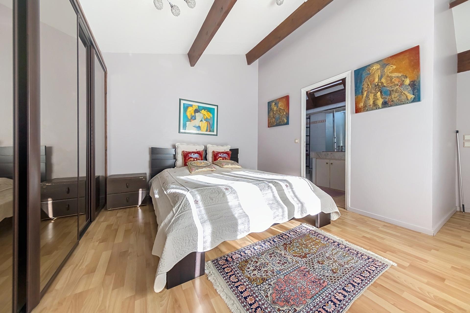 Photo 7 of the listing.