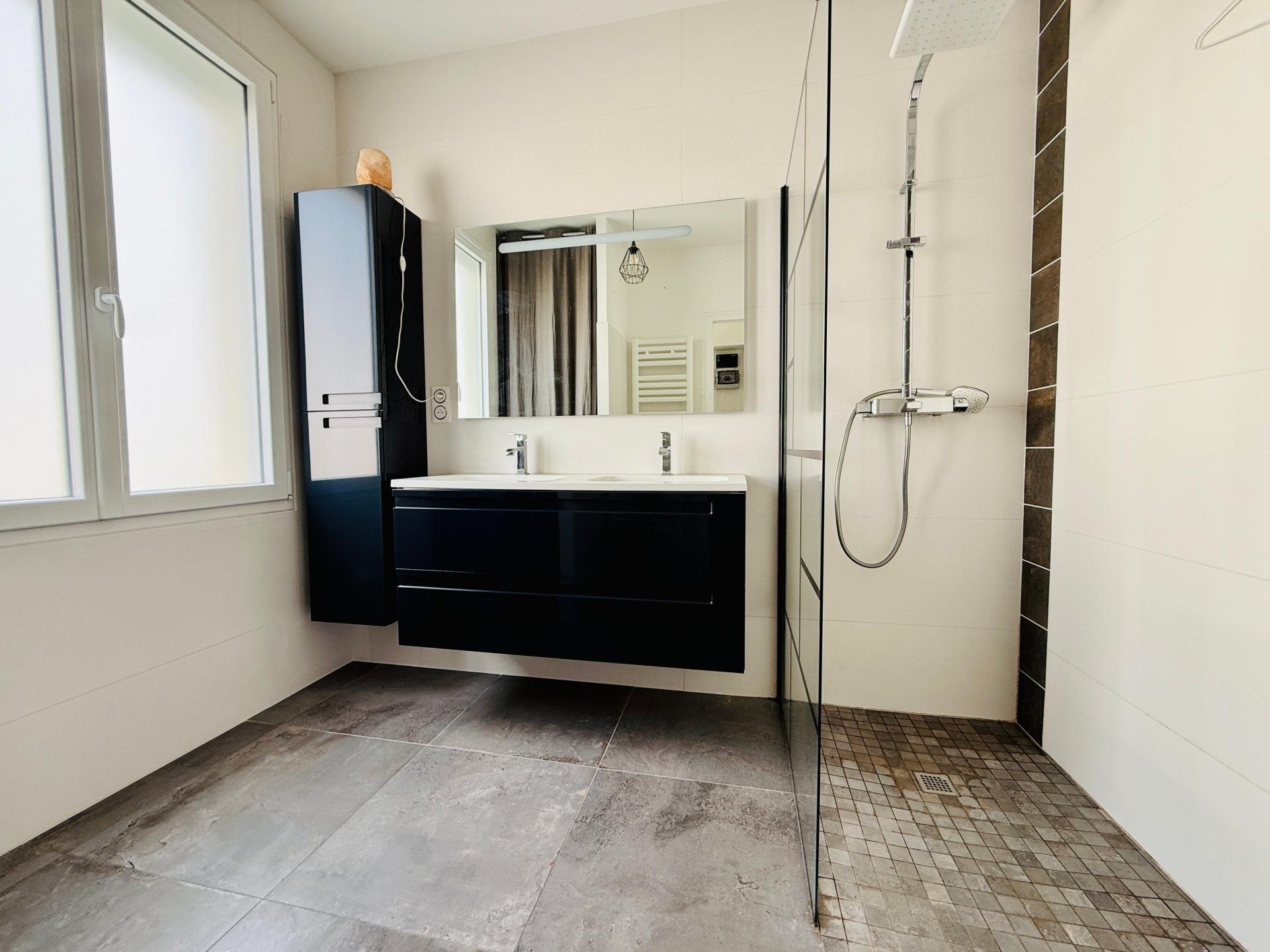 Photo 7 of the listing.