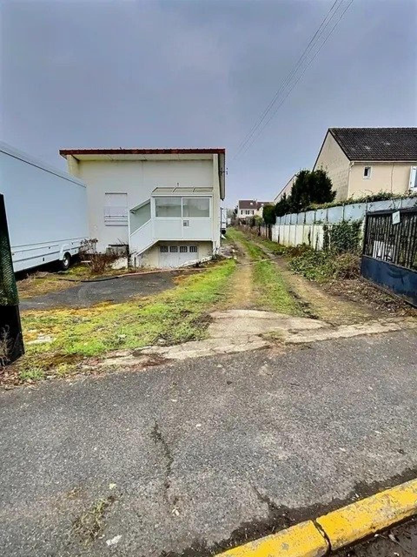 Photo 2 of the listing.