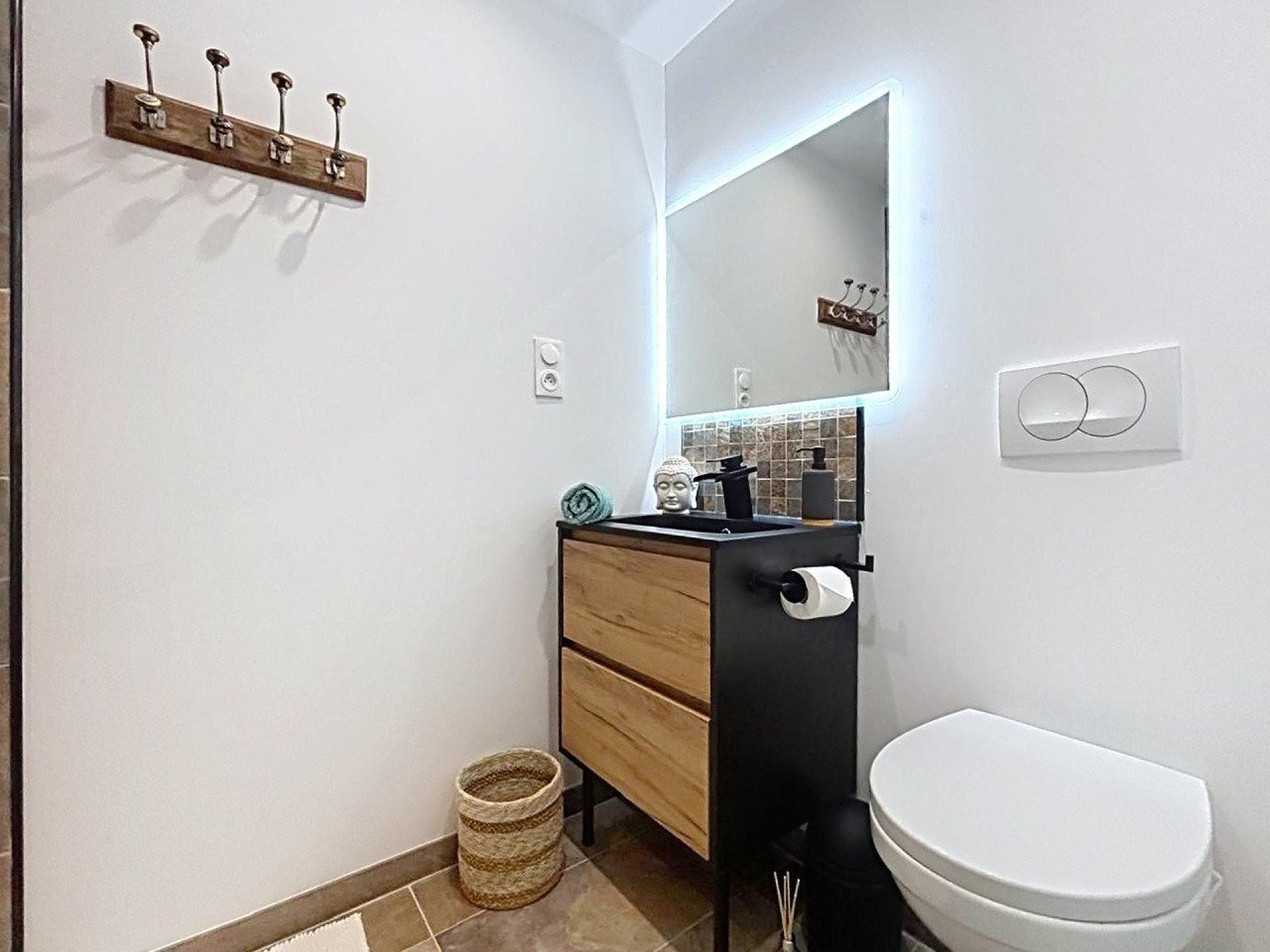 Photo 10 of the listing.