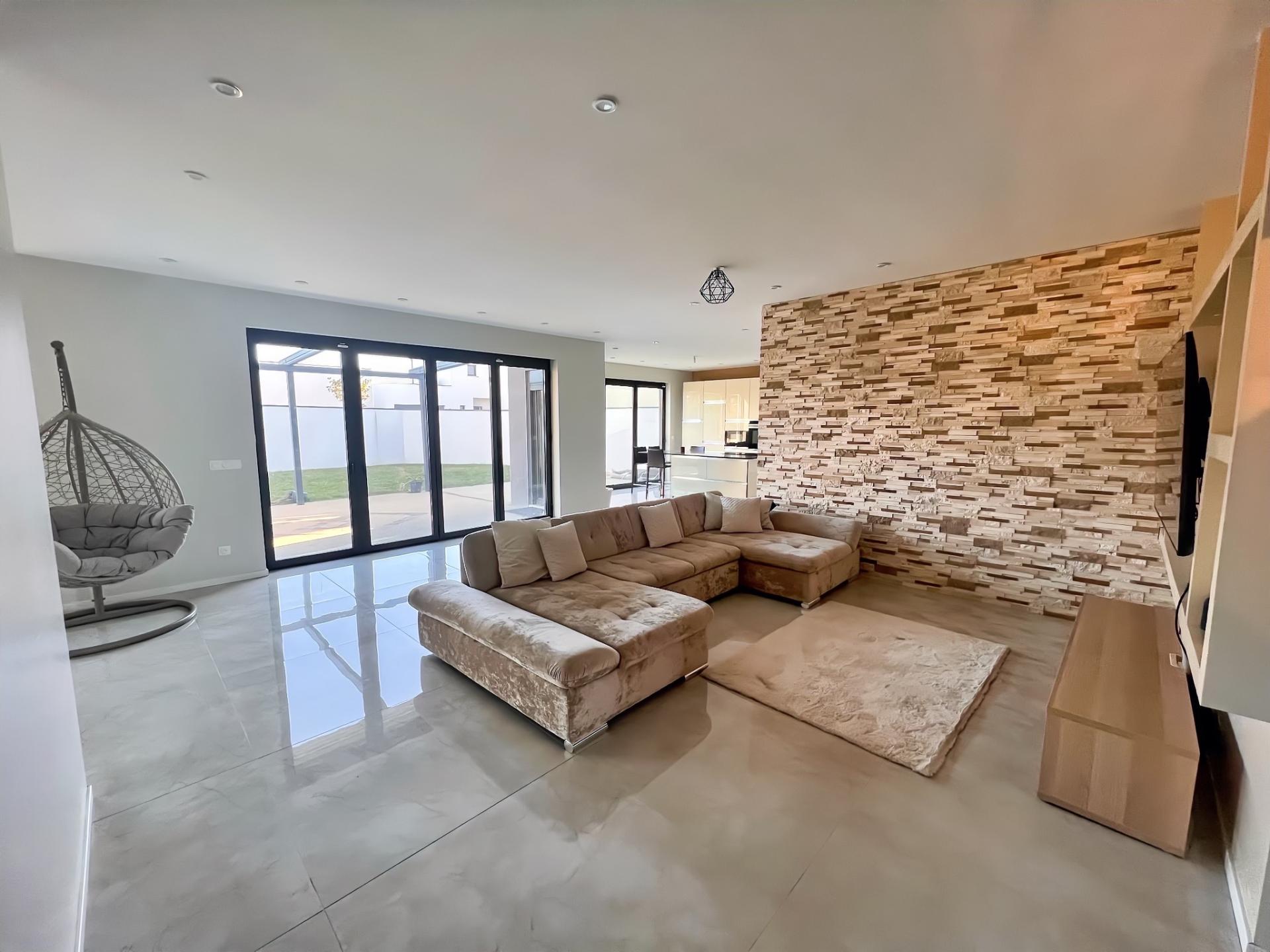 Photo 4 of the listing.