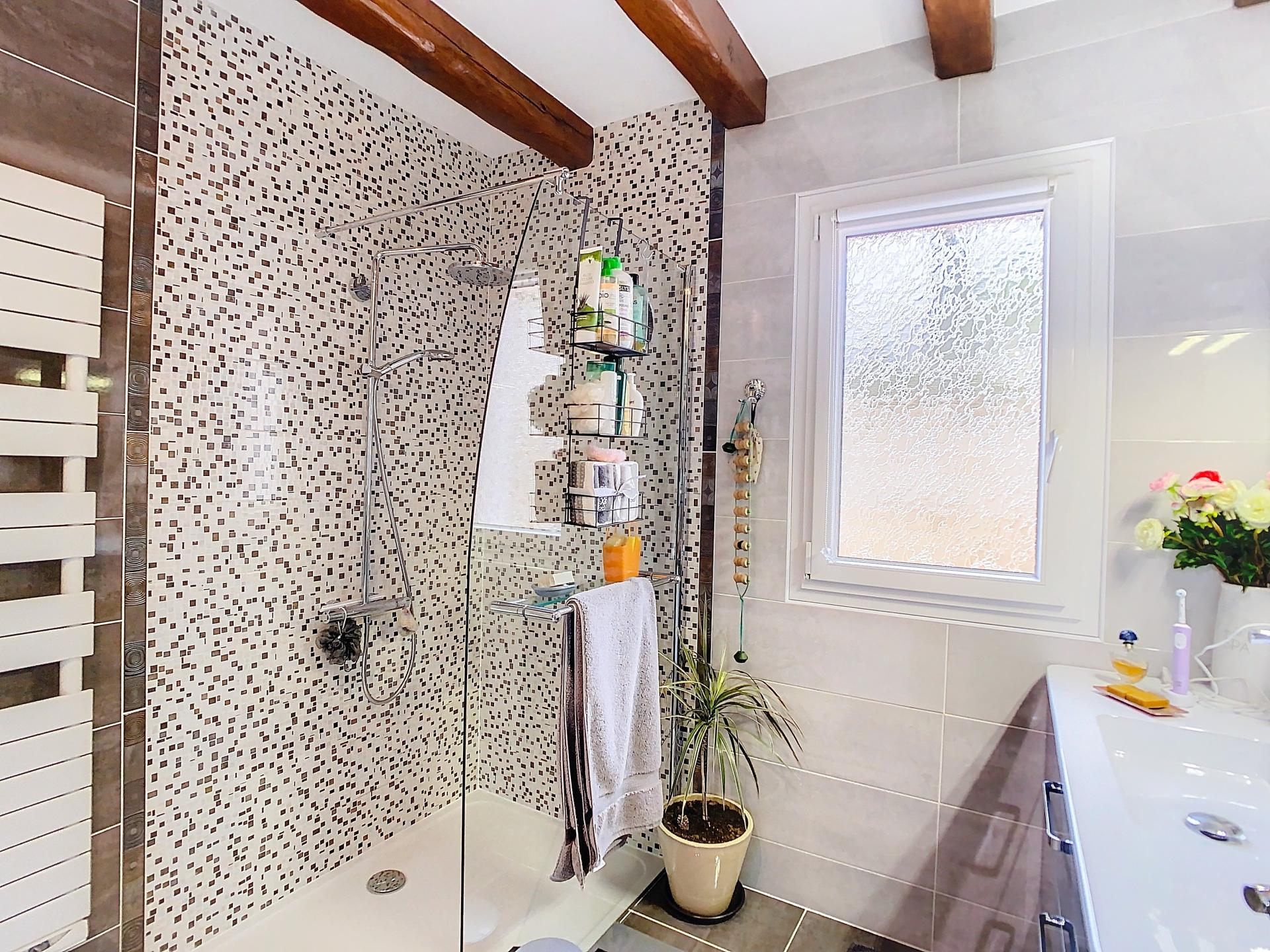 Photo 14 of the listing.