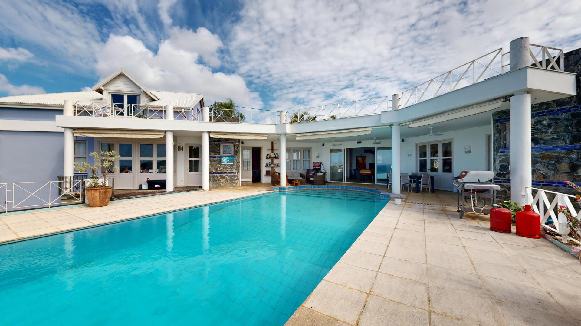 Photo 2 of the listing.