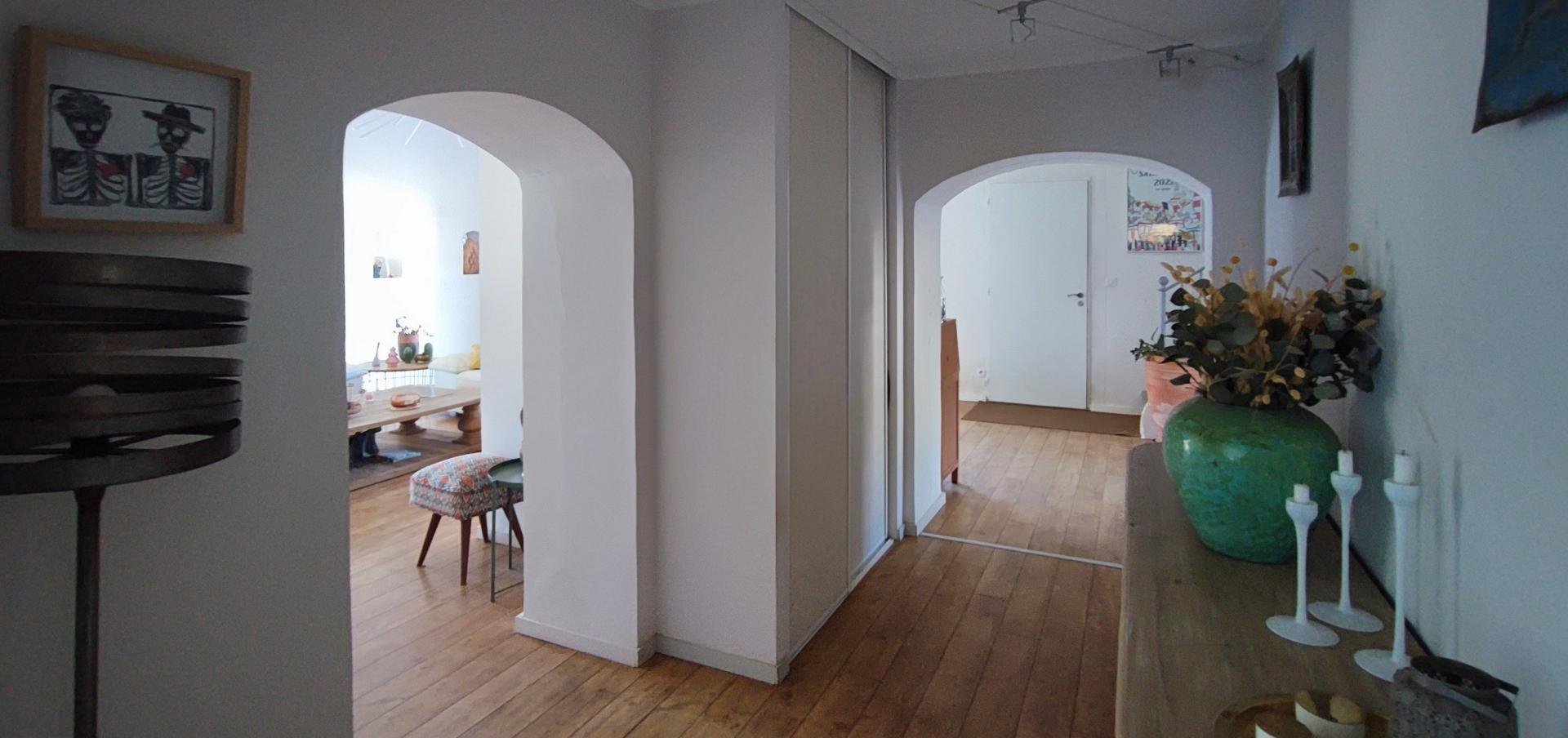 Photo 7 of the listing.