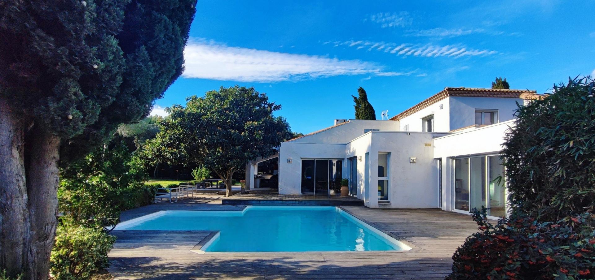 Photo 2 of the listing.