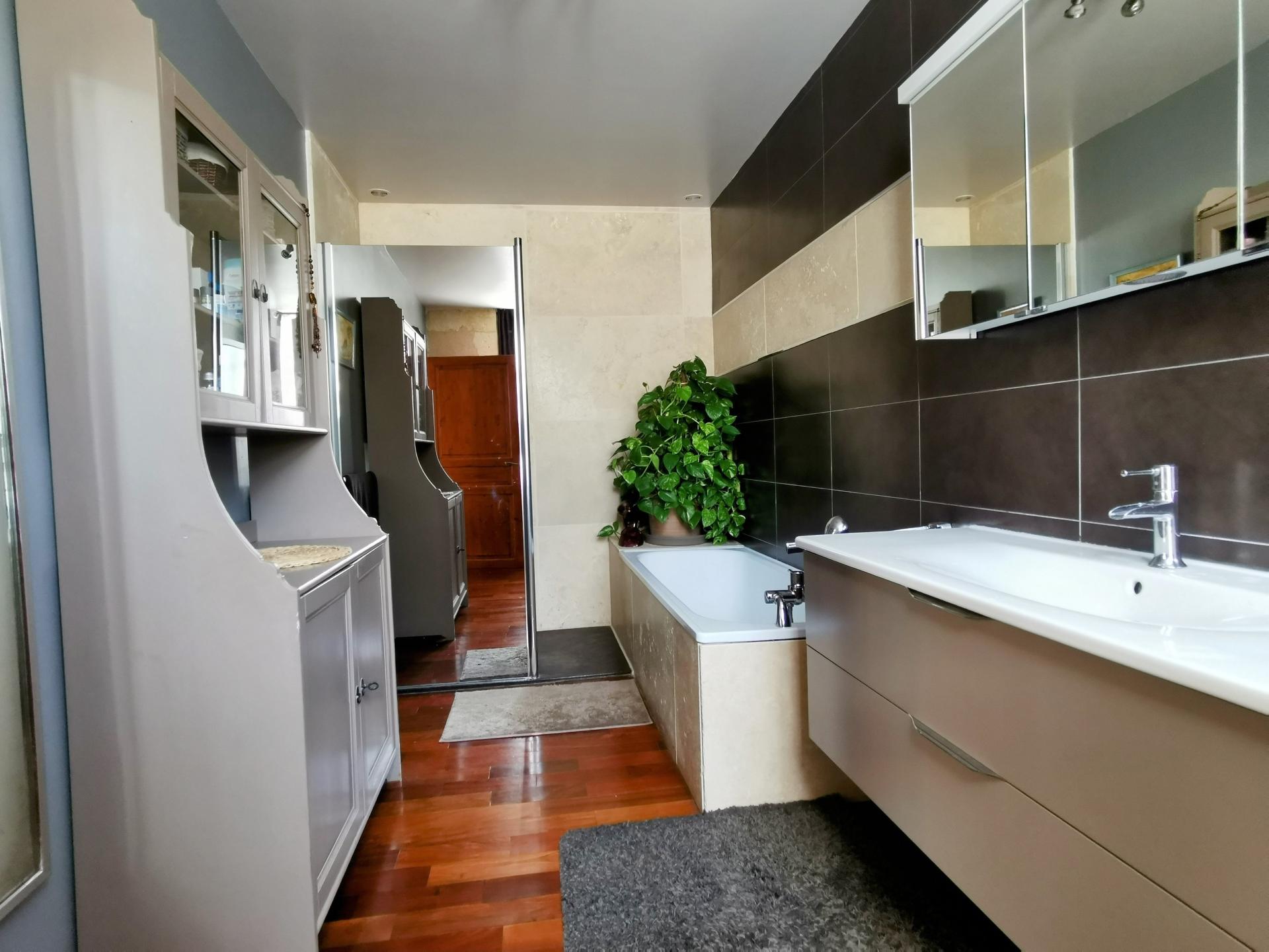 Photo 10 of the listing.