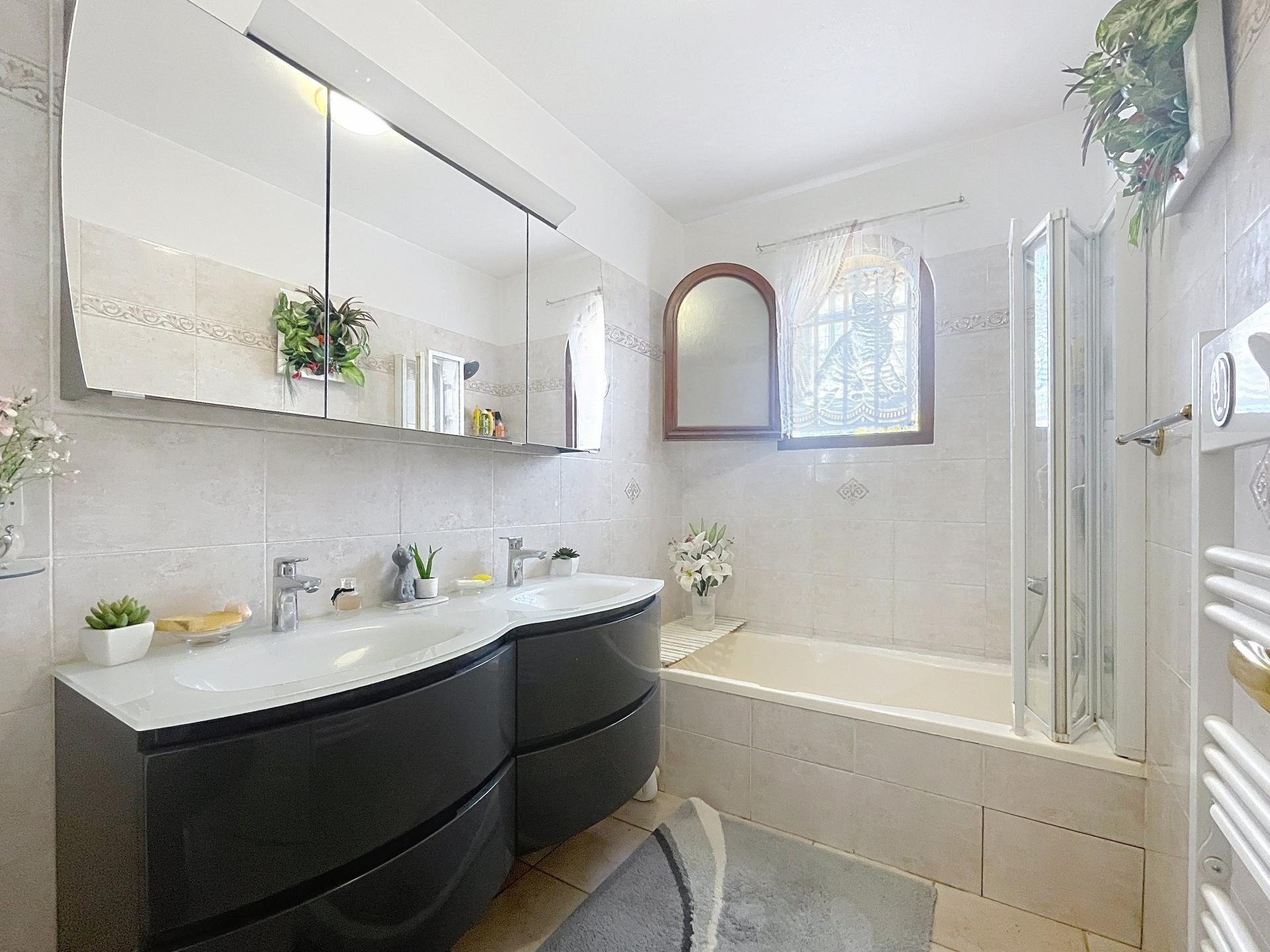 Photo 10 of the listing.