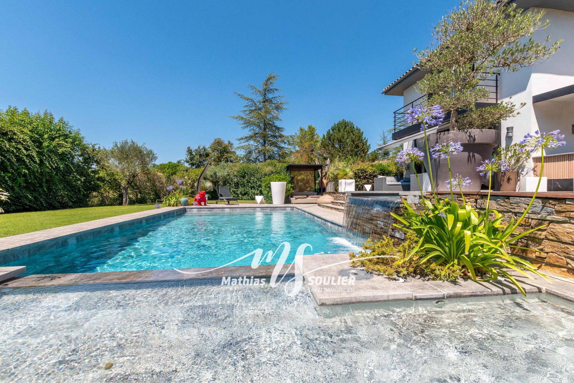 Photo 2 of the listing.