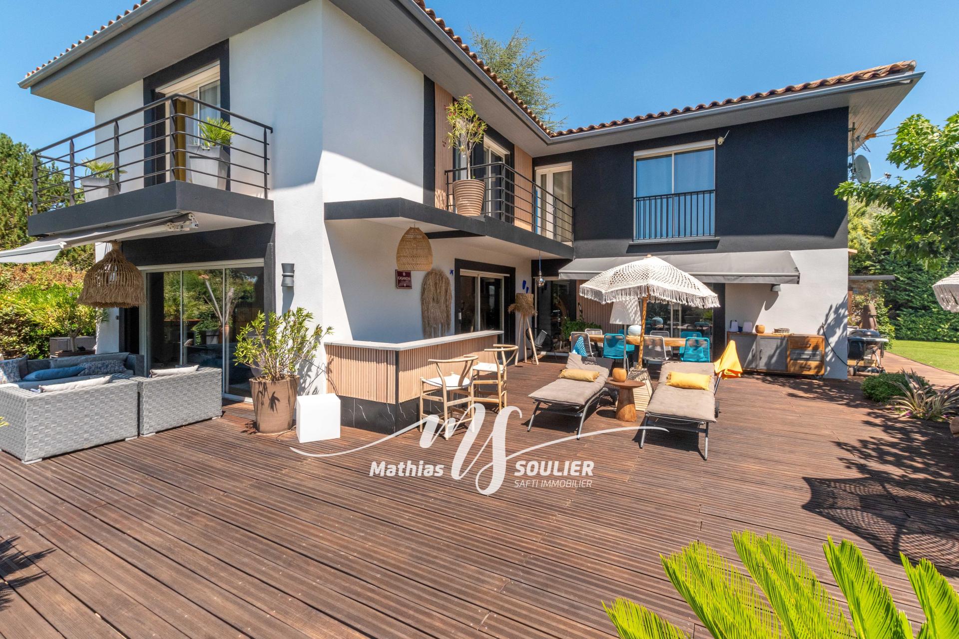 Photo 5 of the listing.