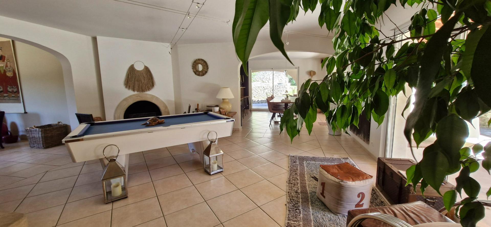 Photo 11 of the listing.