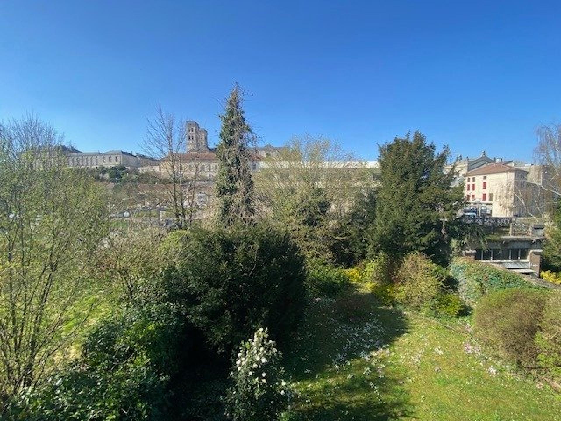 Photo 11 of the listing.