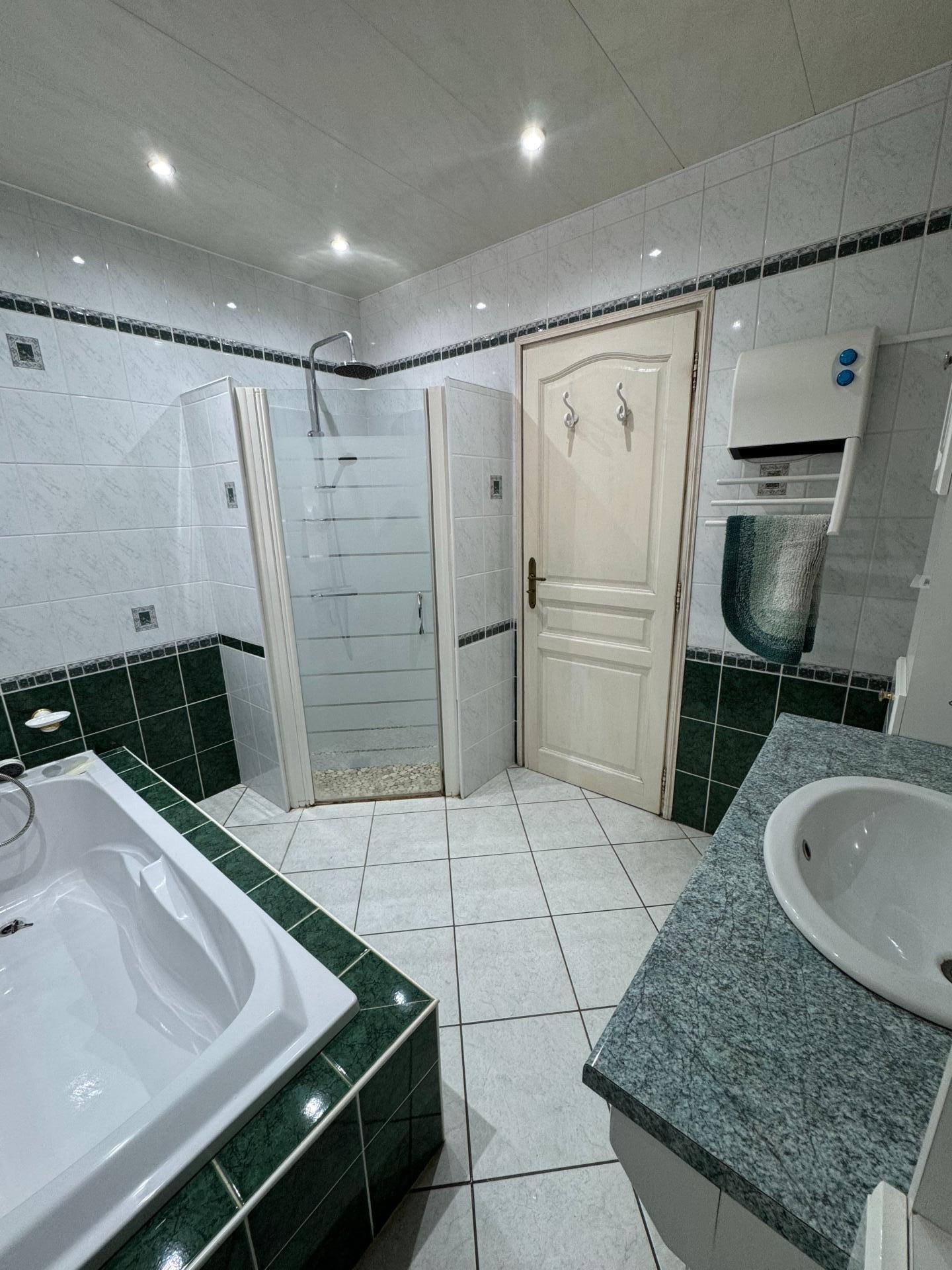 Photo 14 of the listing.