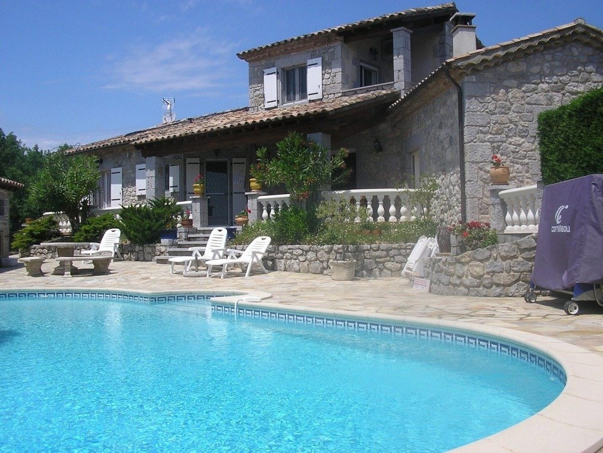 Photo 2 of the listing.