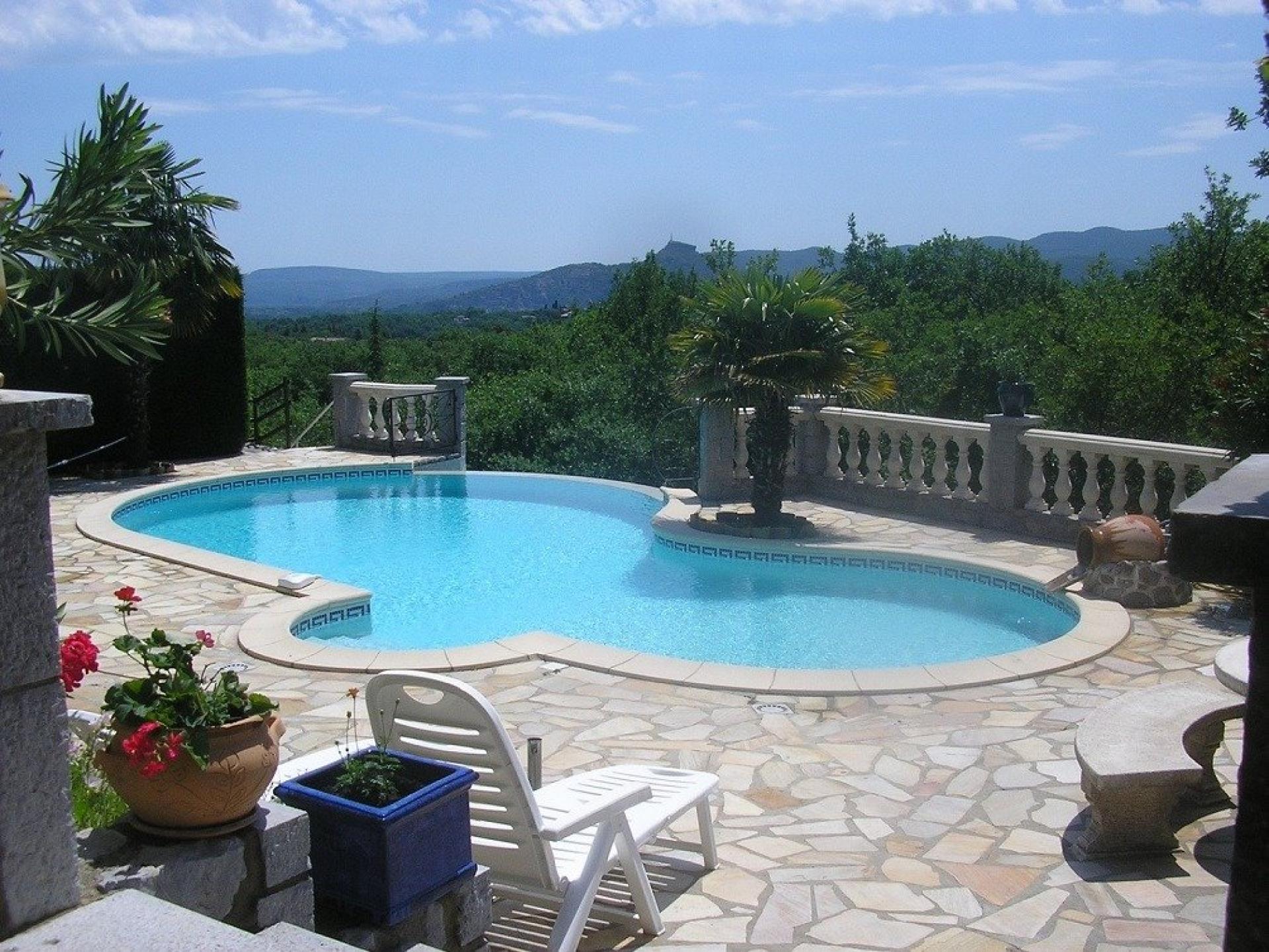 Photo 4 of the listing.