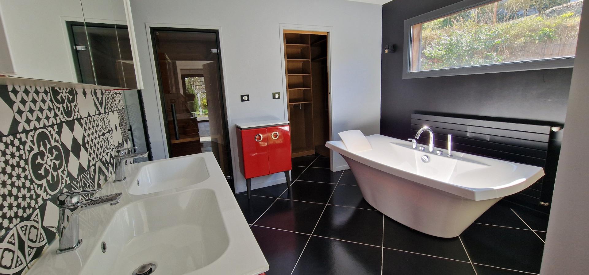 Photo 9 of the listing.