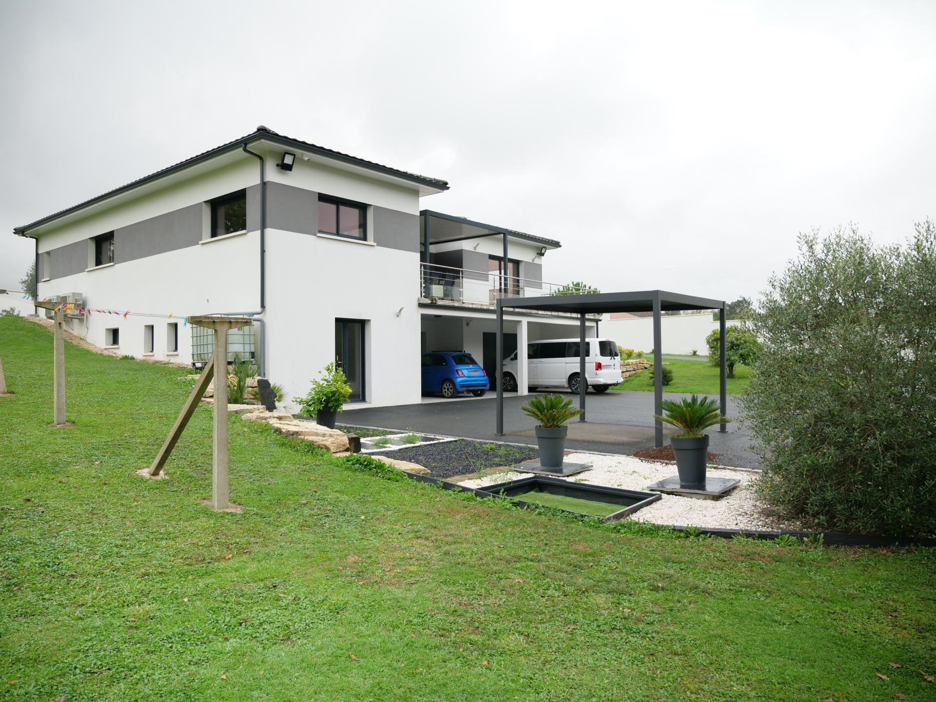 Photo 14 of the listing.