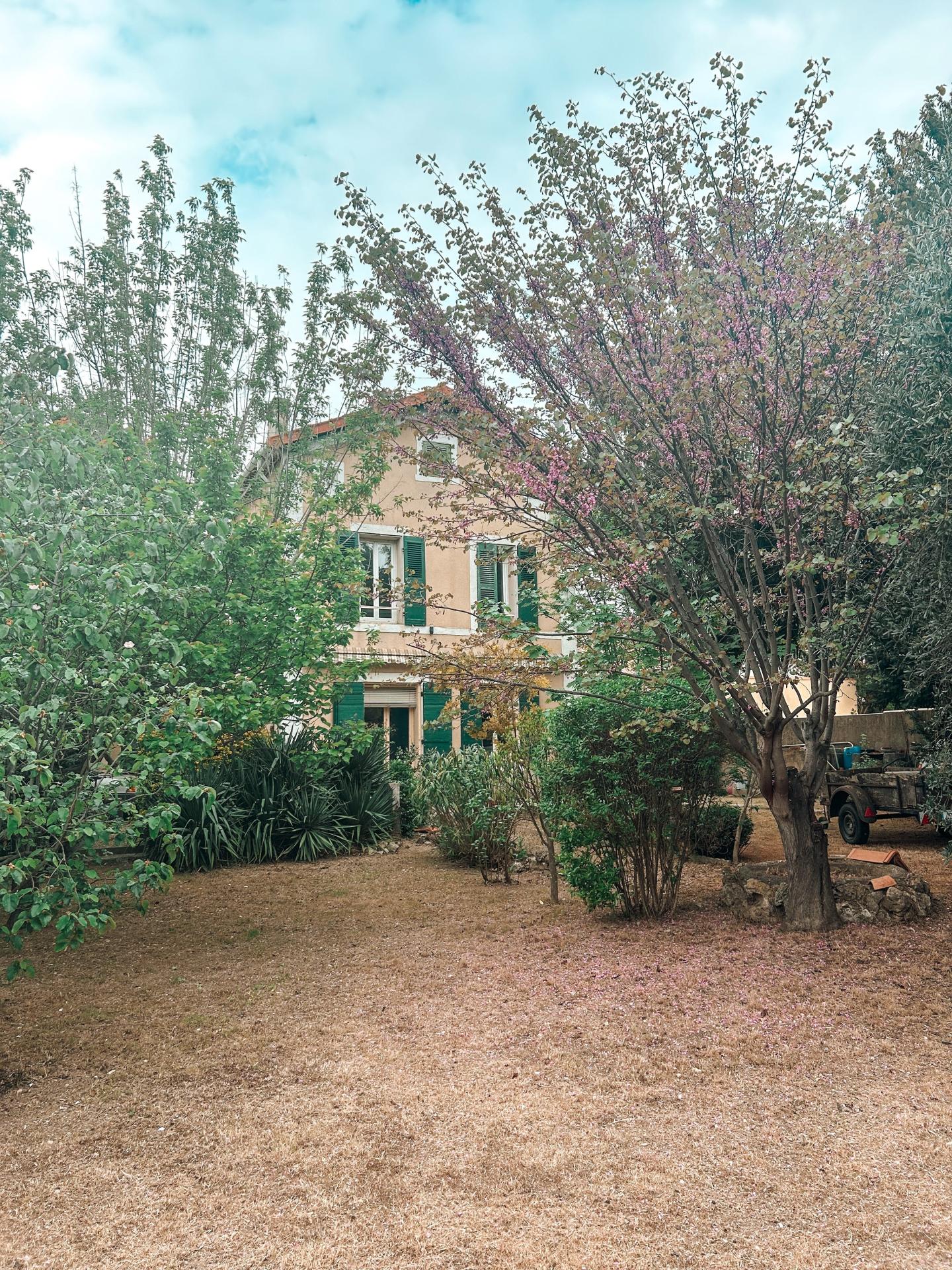 Photo 2 of the listing.