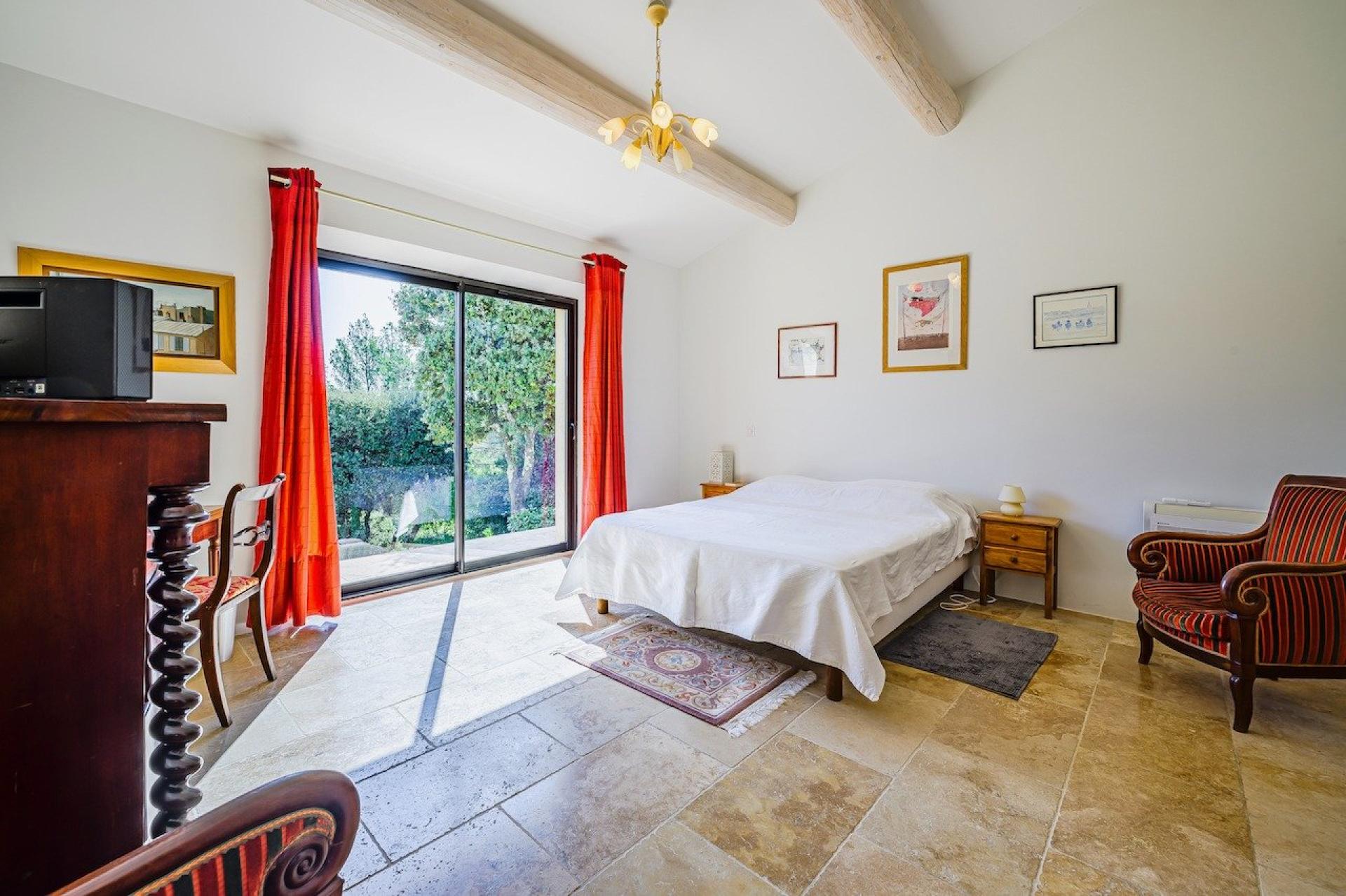 Photo 7 of the listing.