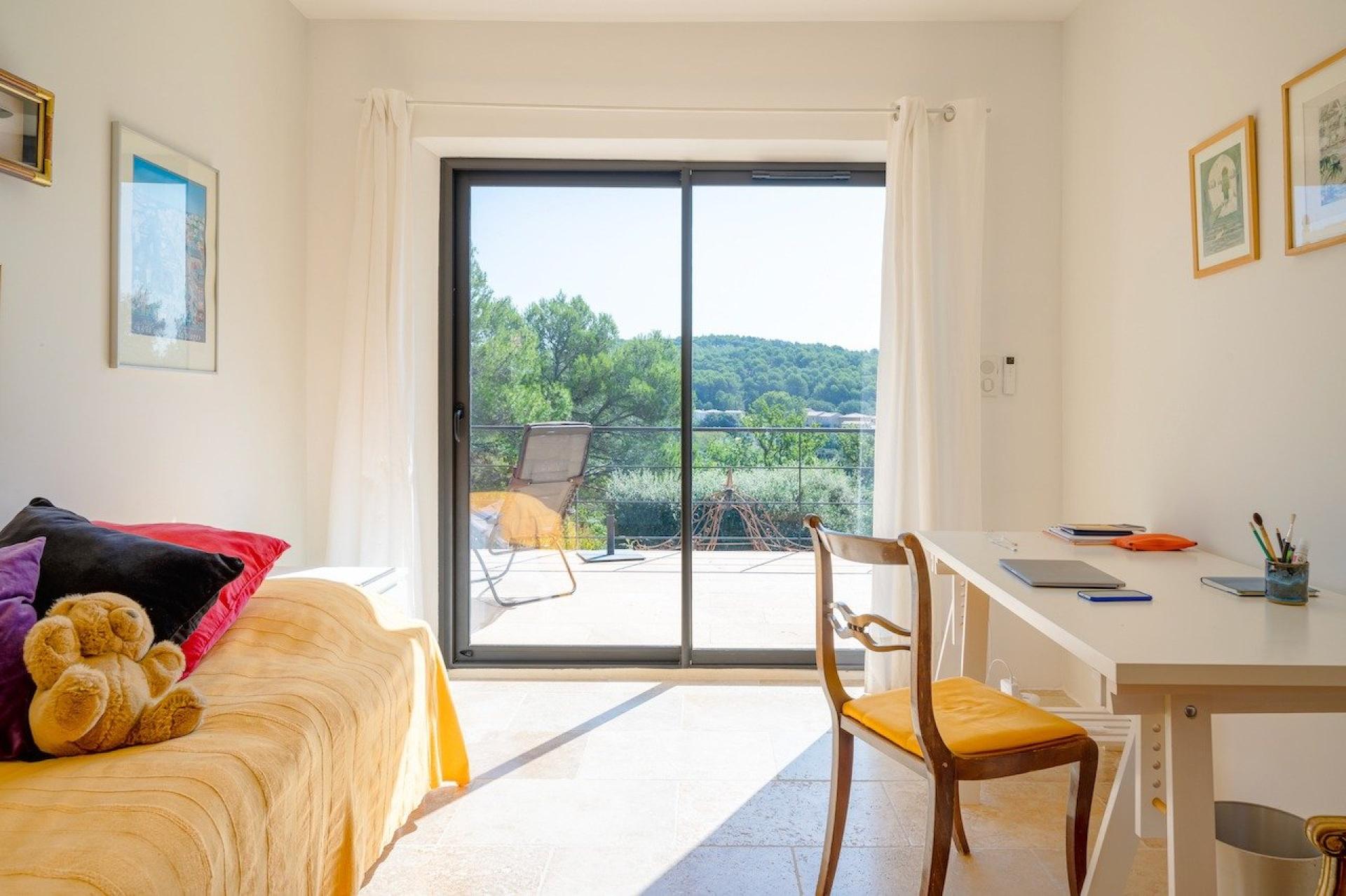 Photo 6 of the listing.