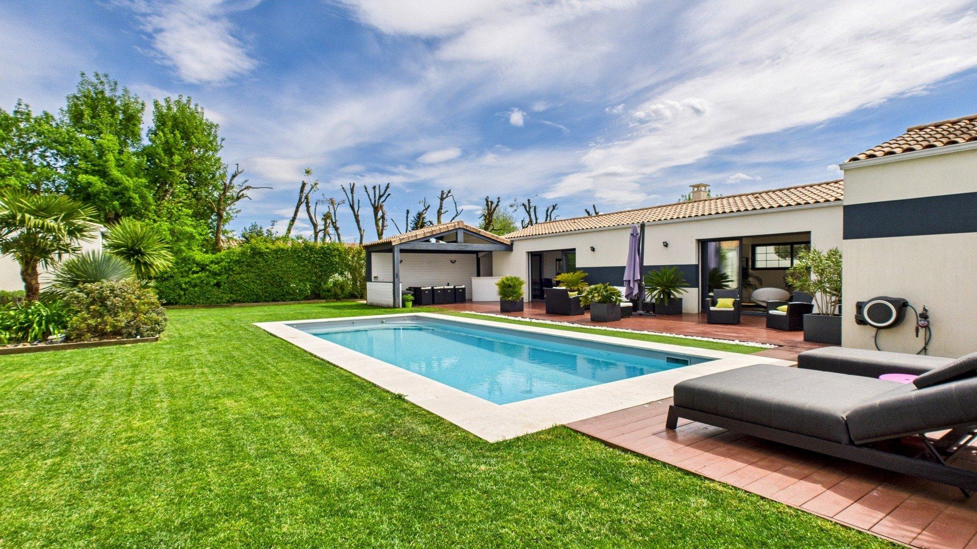 Photo 2 of the listing.