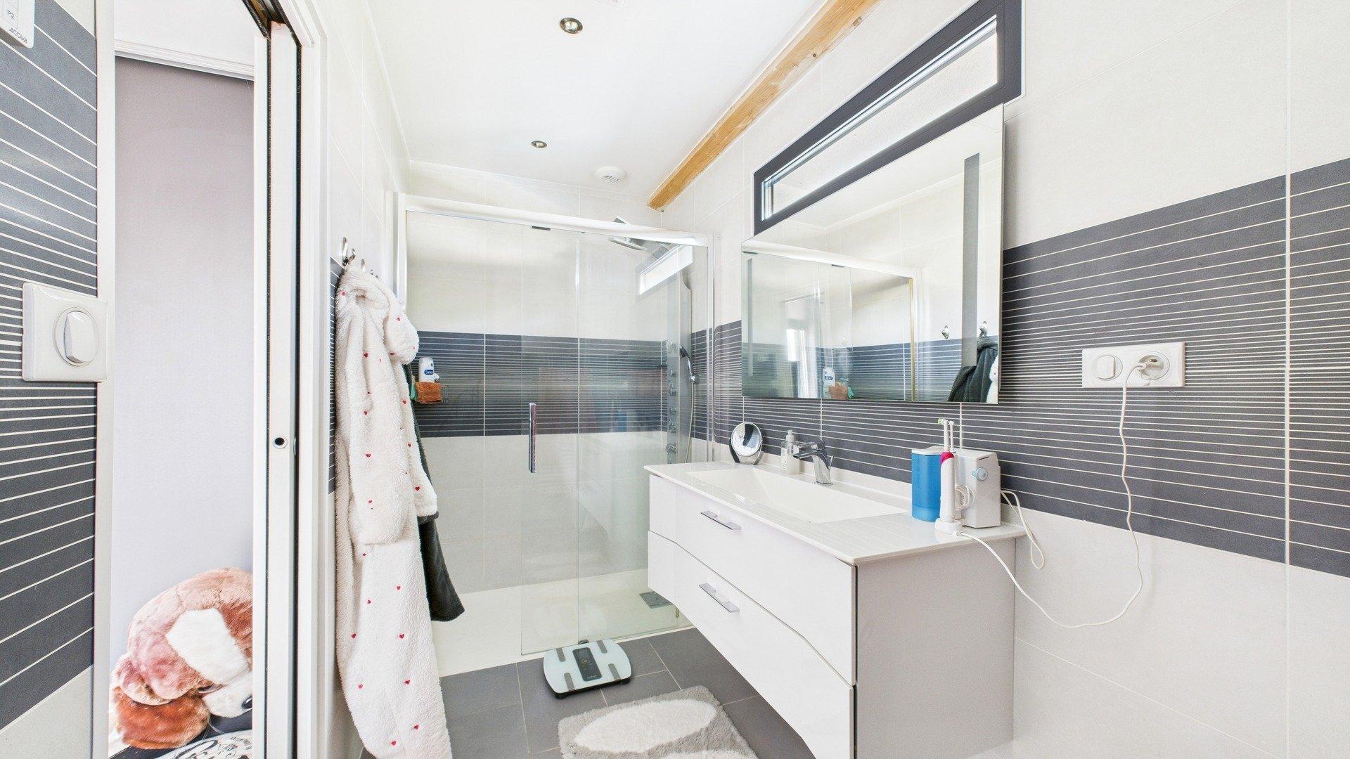 Photo 10 of the listing.