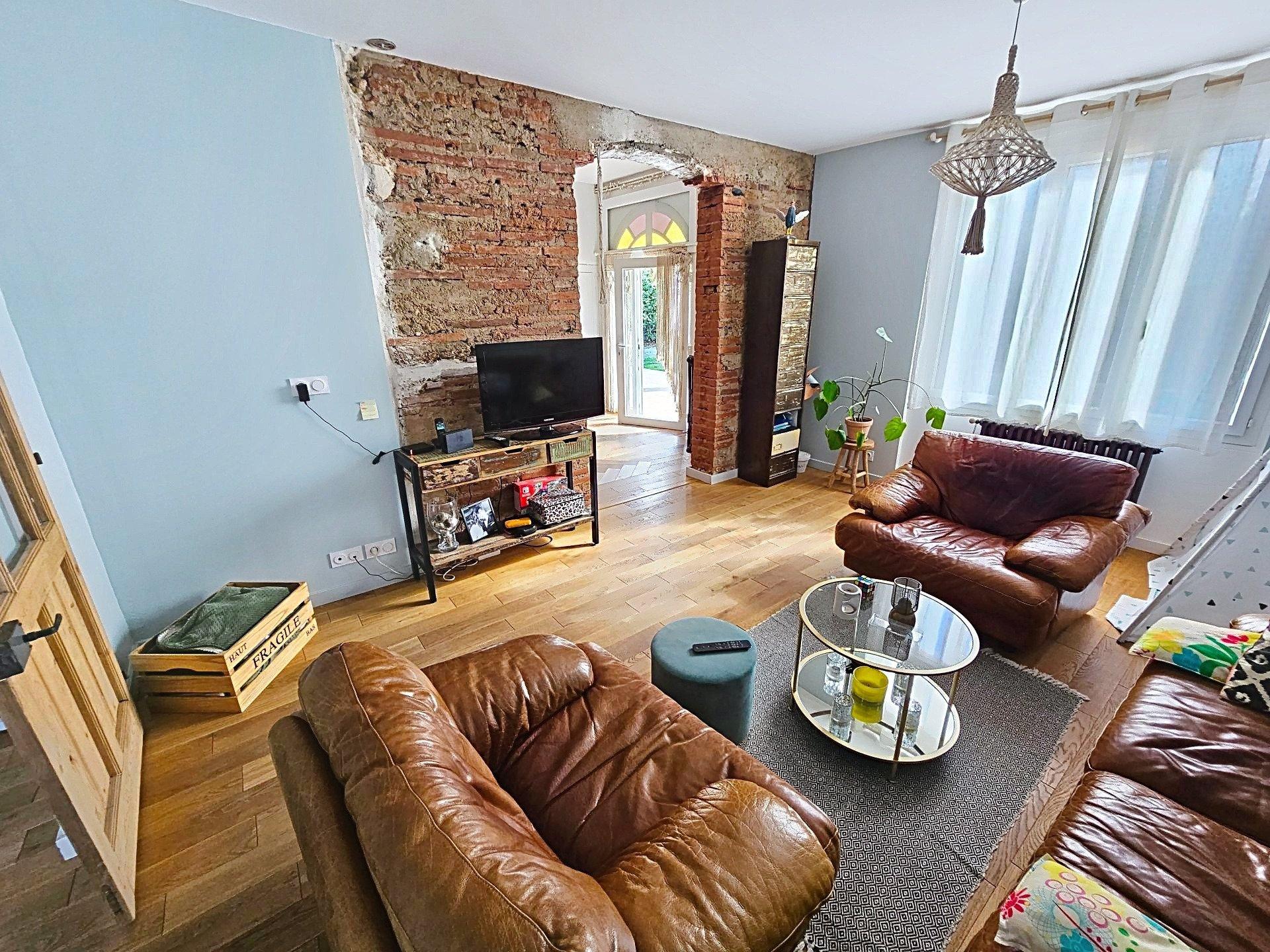 Photo 8 of the listing.