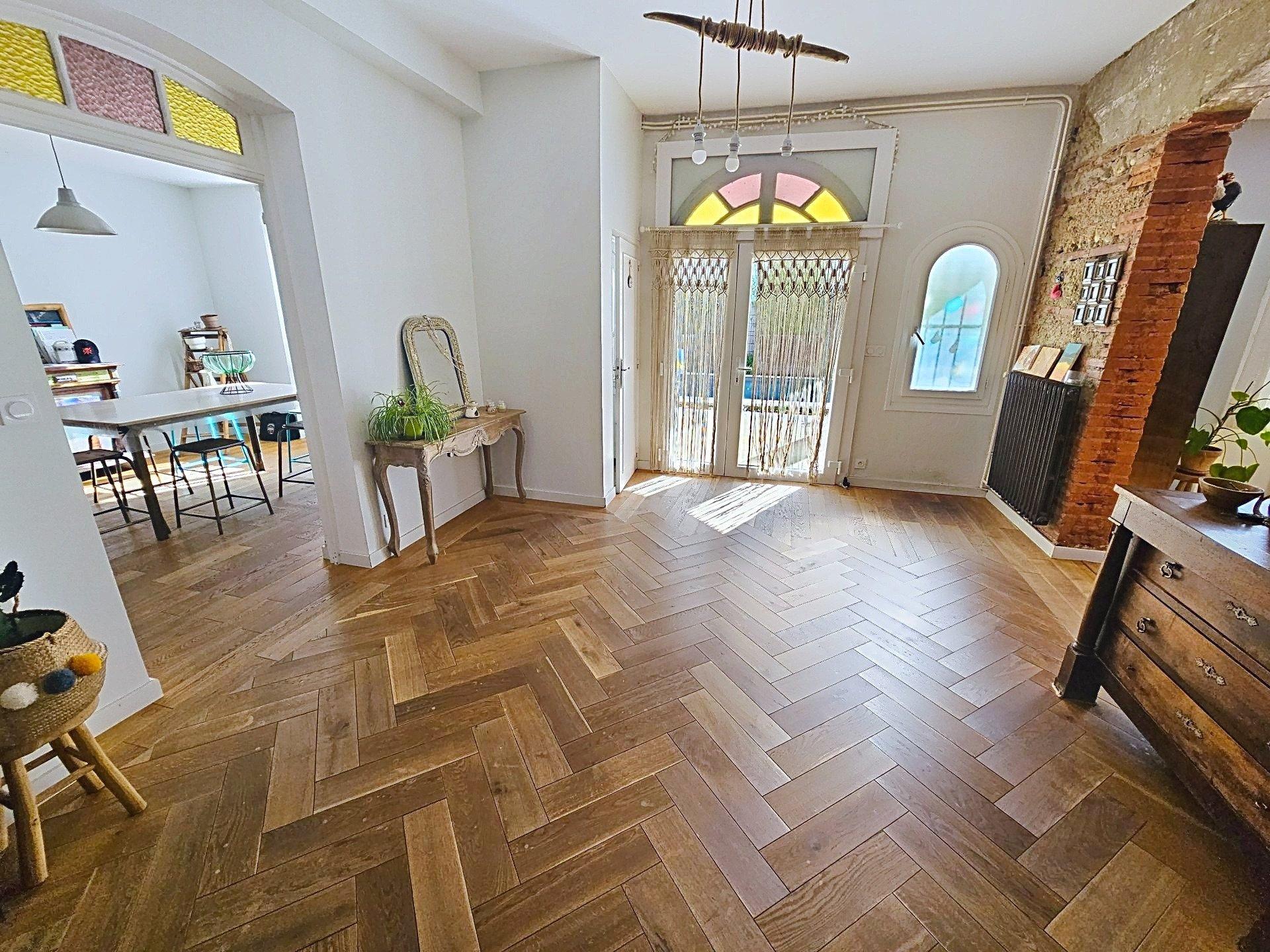 Photo 2 of the listing.