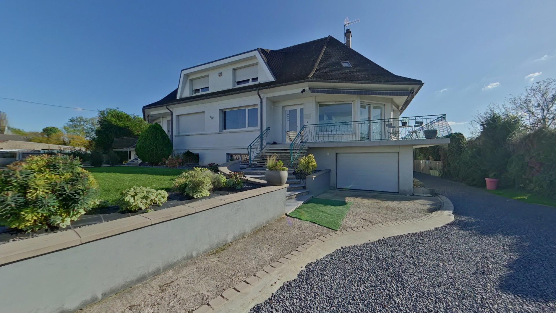 Photo 2 of the listing.