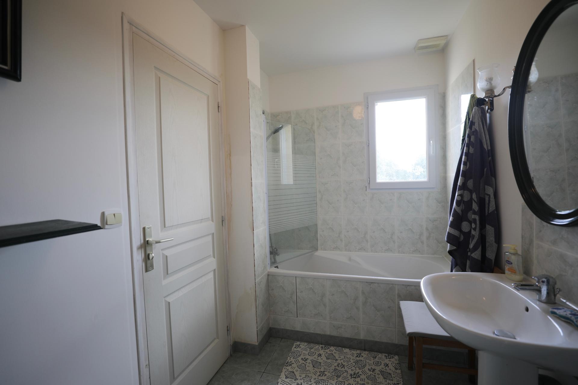 Photo 7 of the listing.