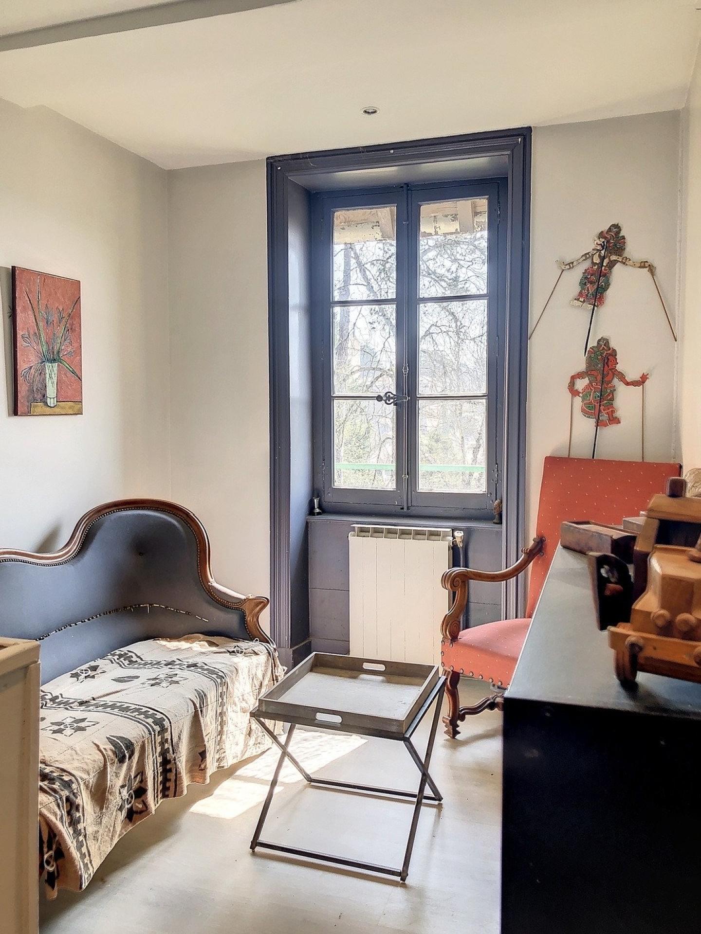 Photo 5 of the listing.