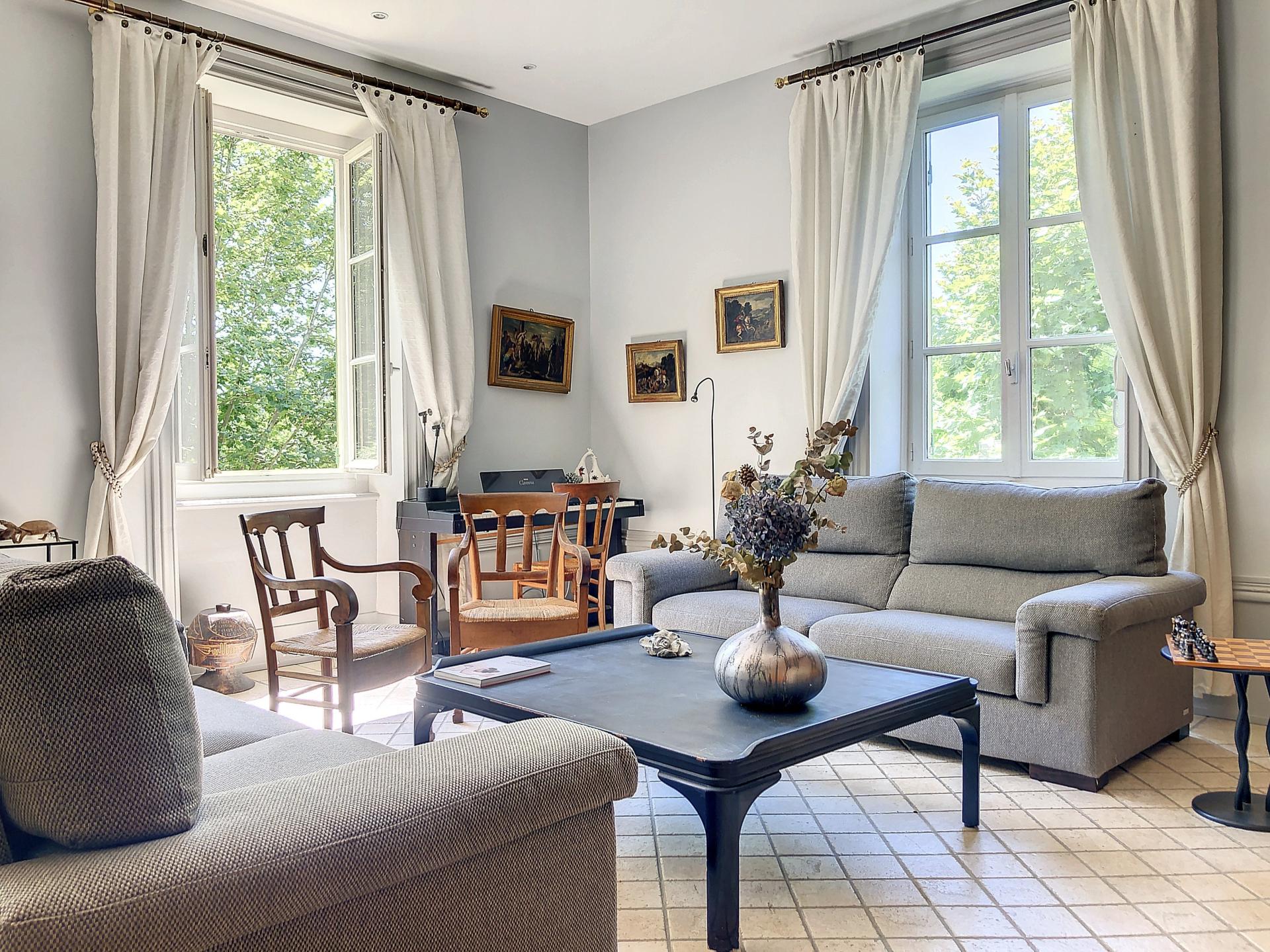 Photo 2 of the listing.