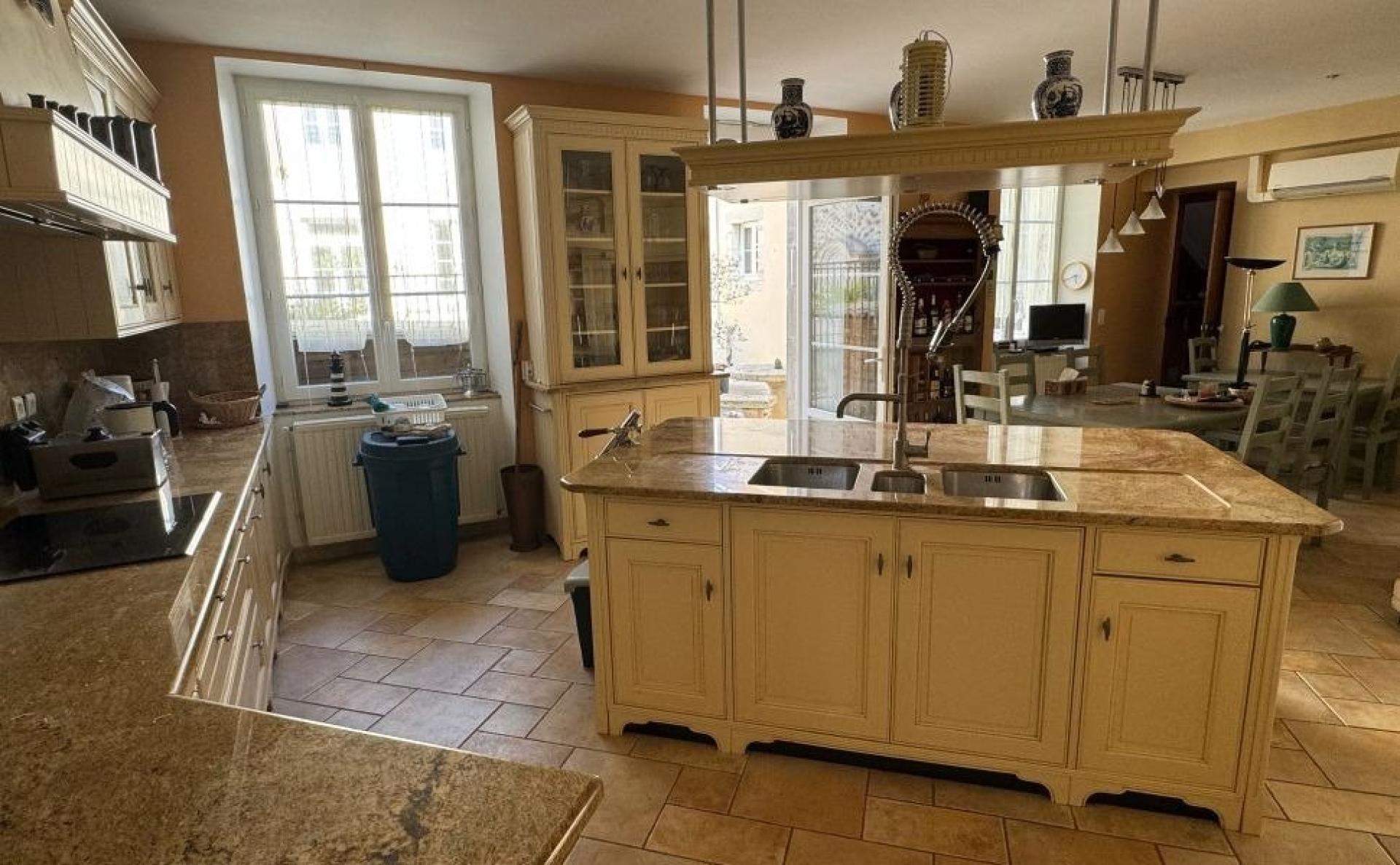 Photo 10 of the listing.