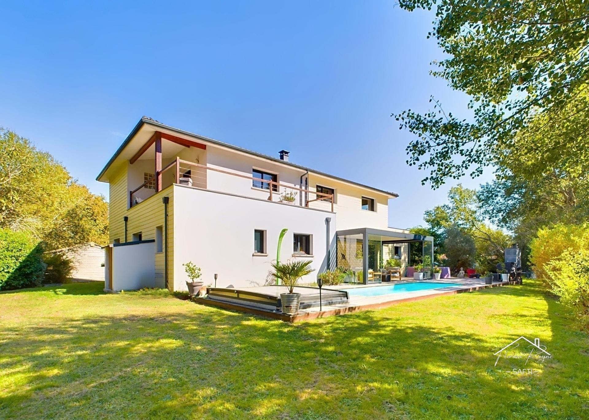 Photo 2 of the listing.