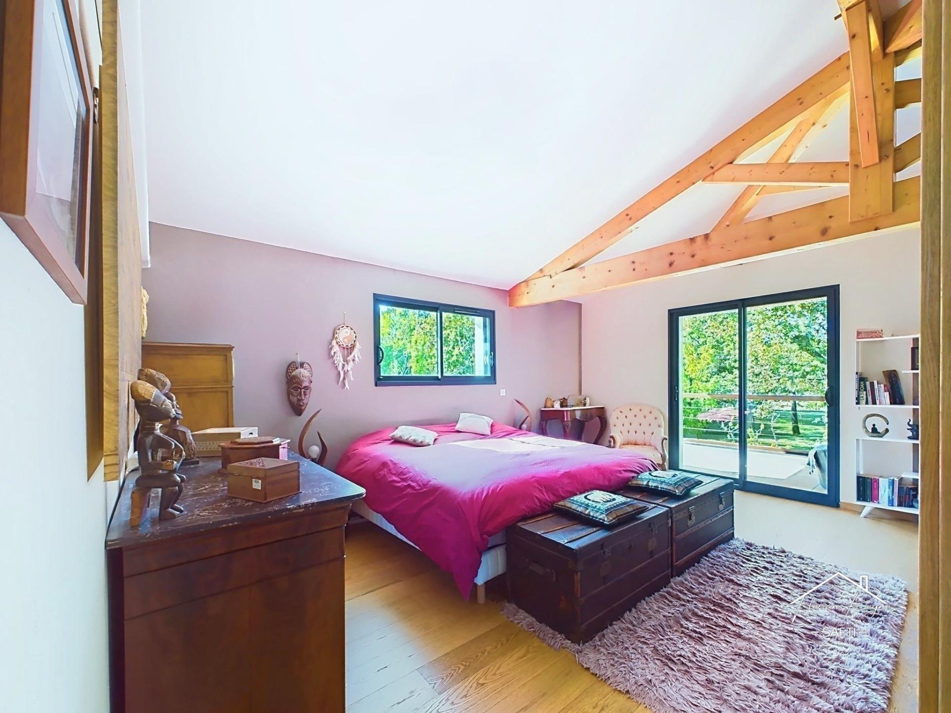 Photo 11 of the listing.