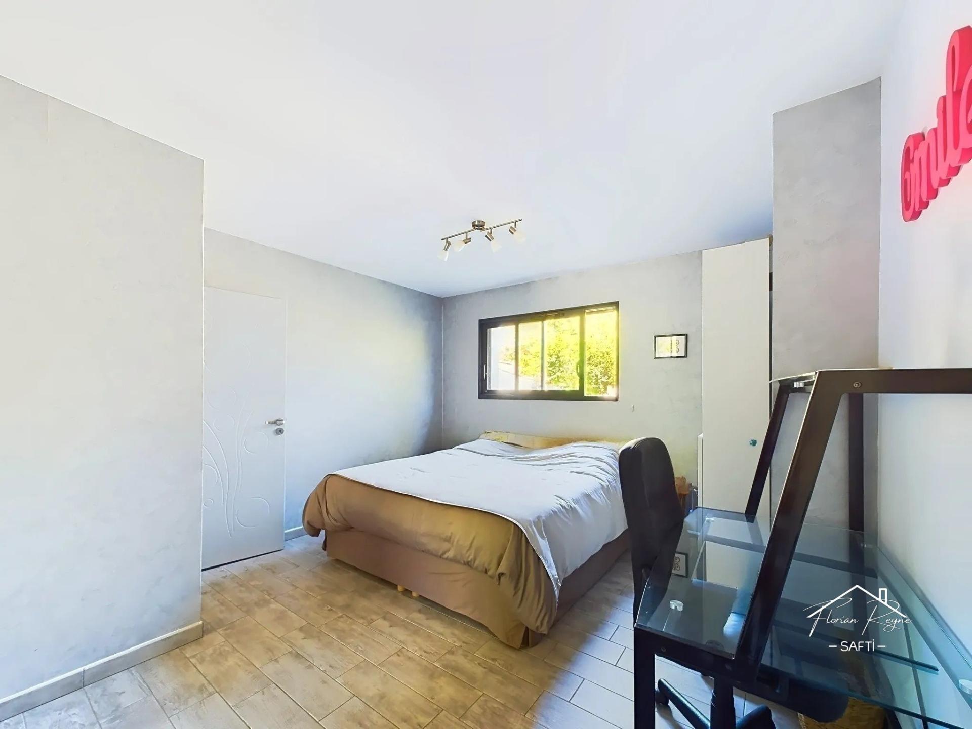 Photo 10 of the listing.