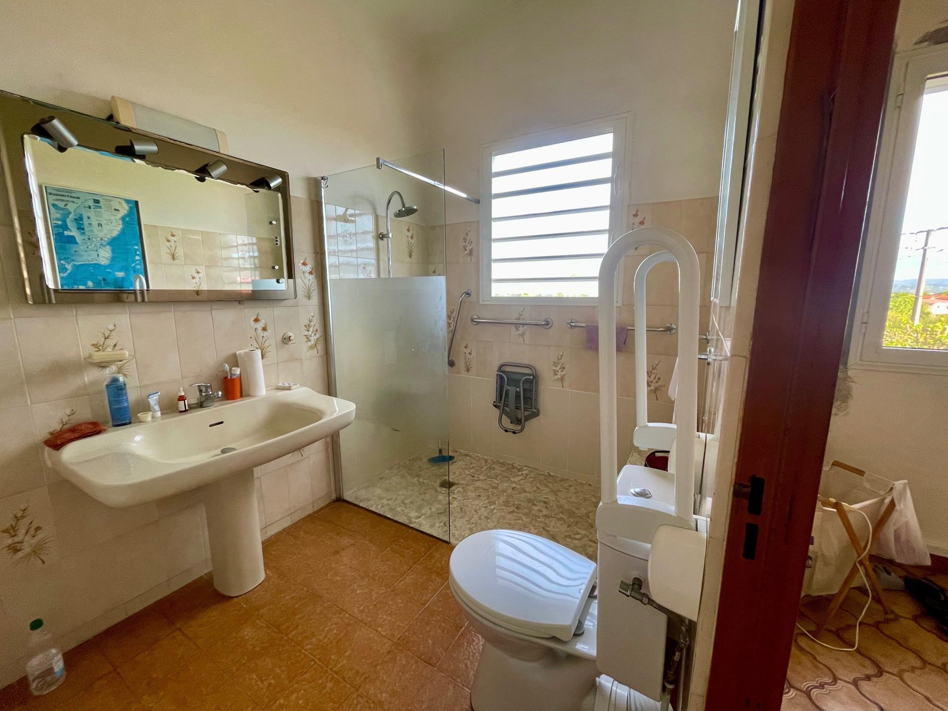 Photo 5 of the listing.