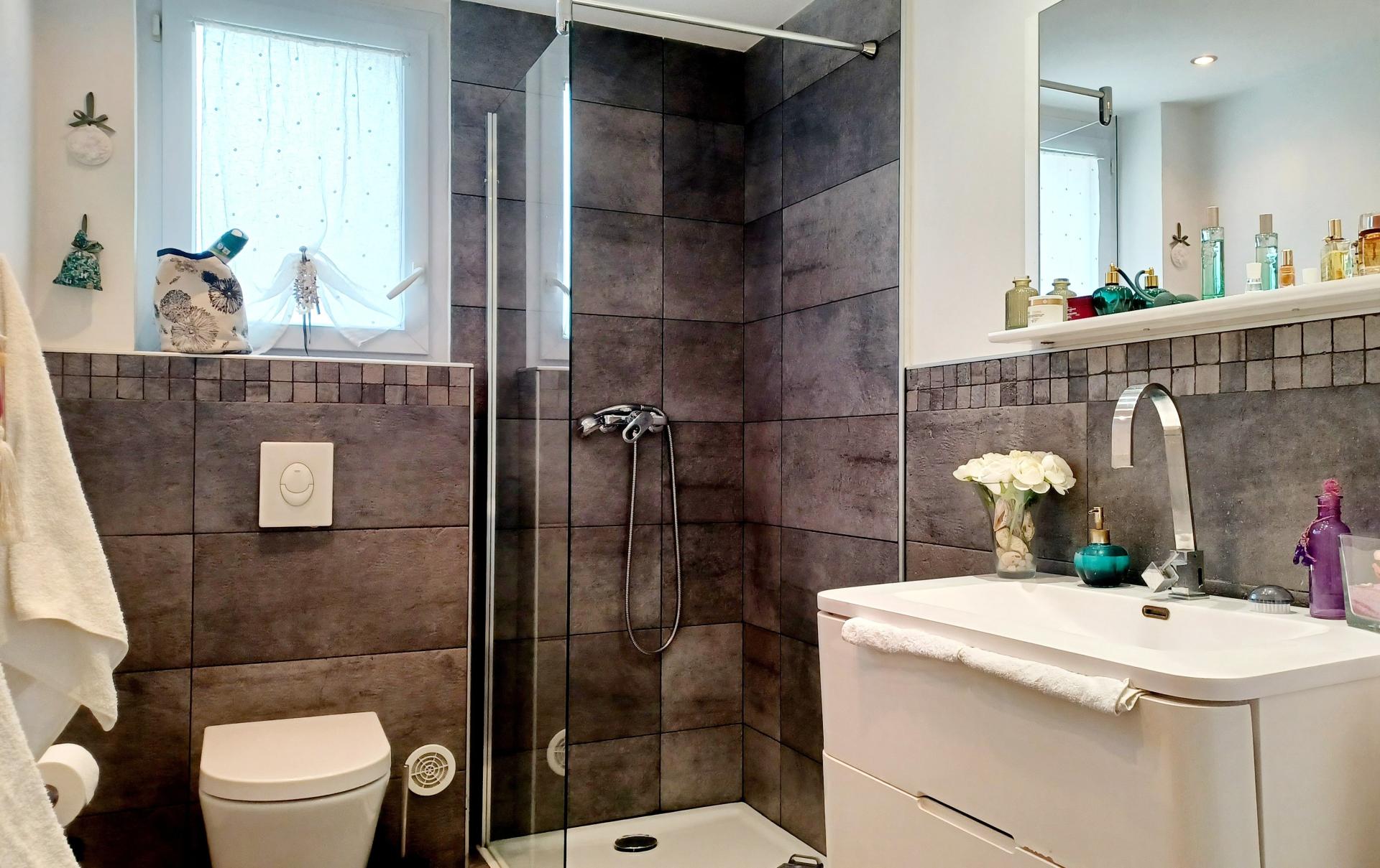 Photo 9 of the listing.