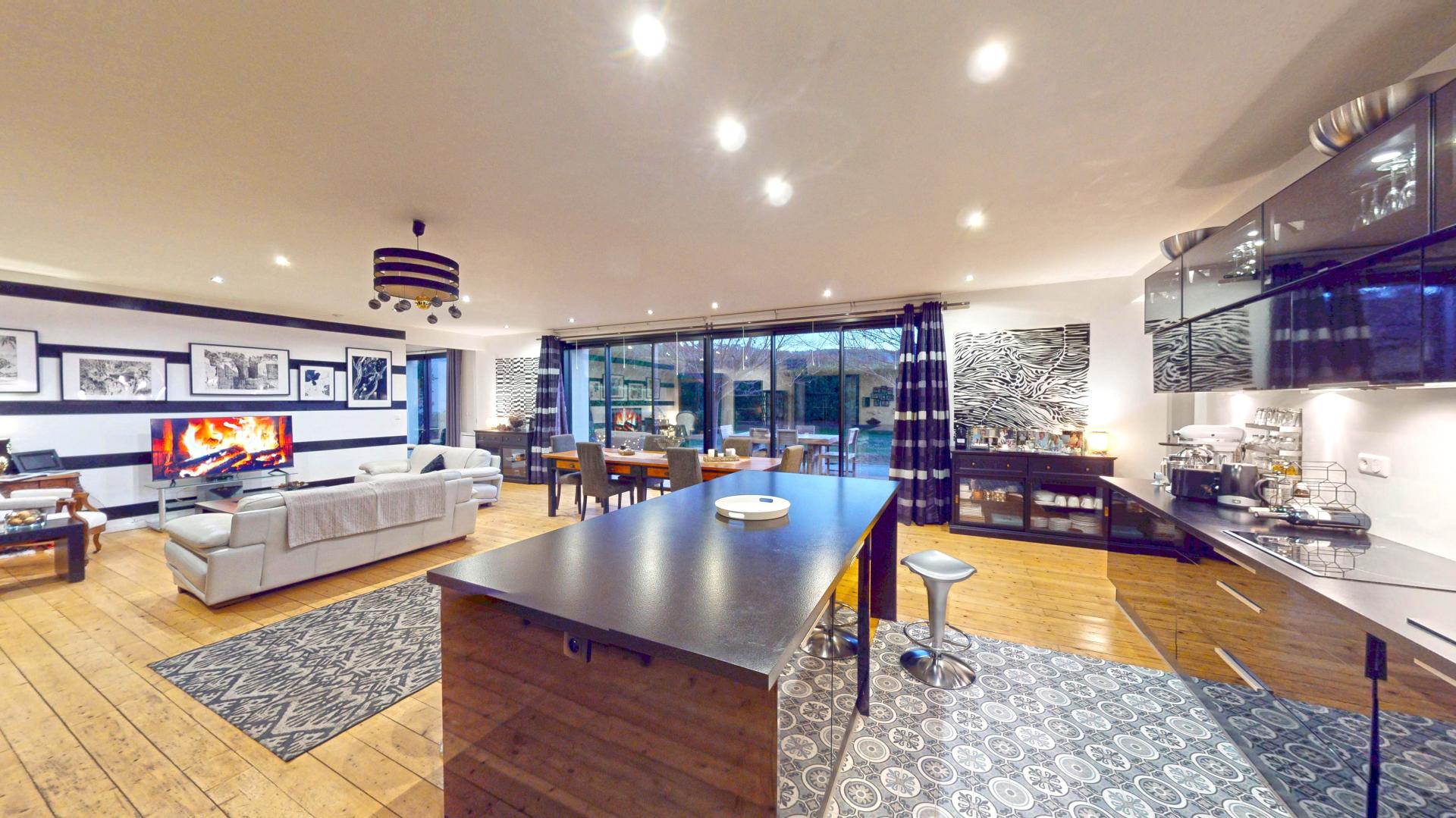 Photo 6 of the listing.