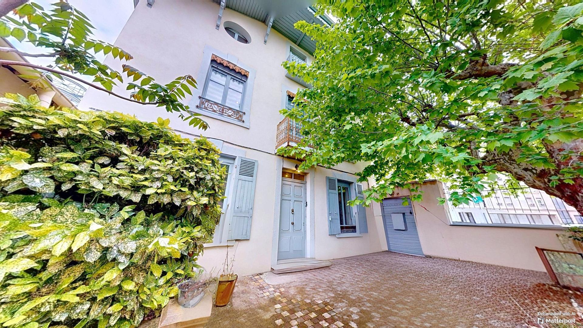 Photo 2 of the listing.