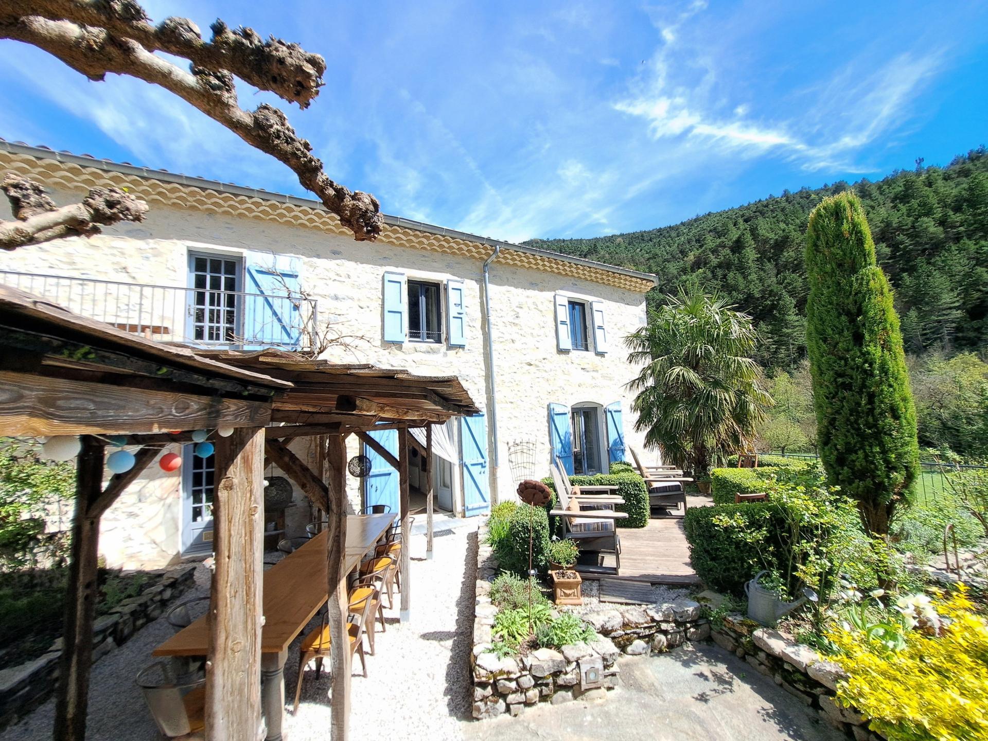 Photo 3 of the listing.