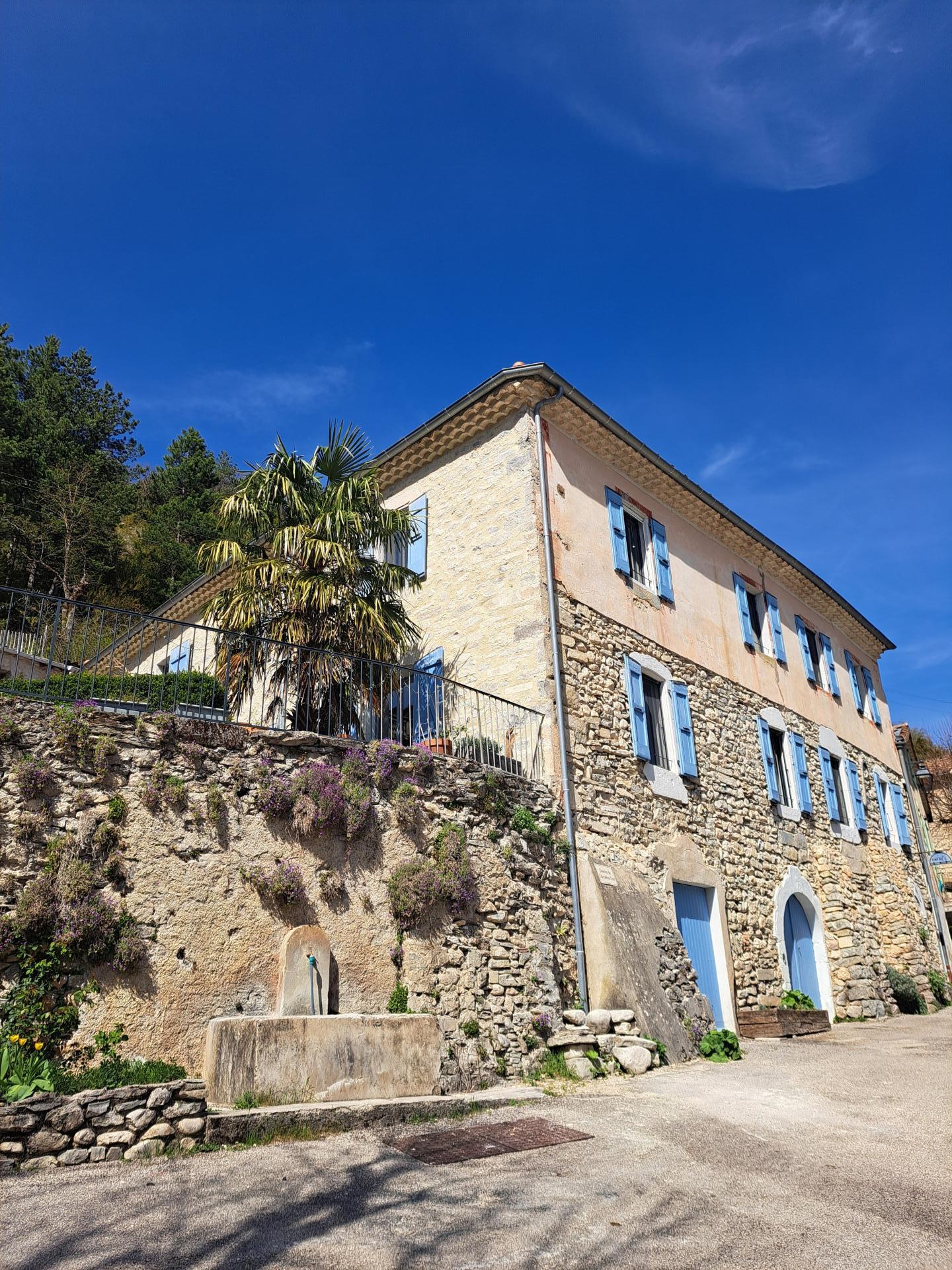 Photo 4 of the listing.