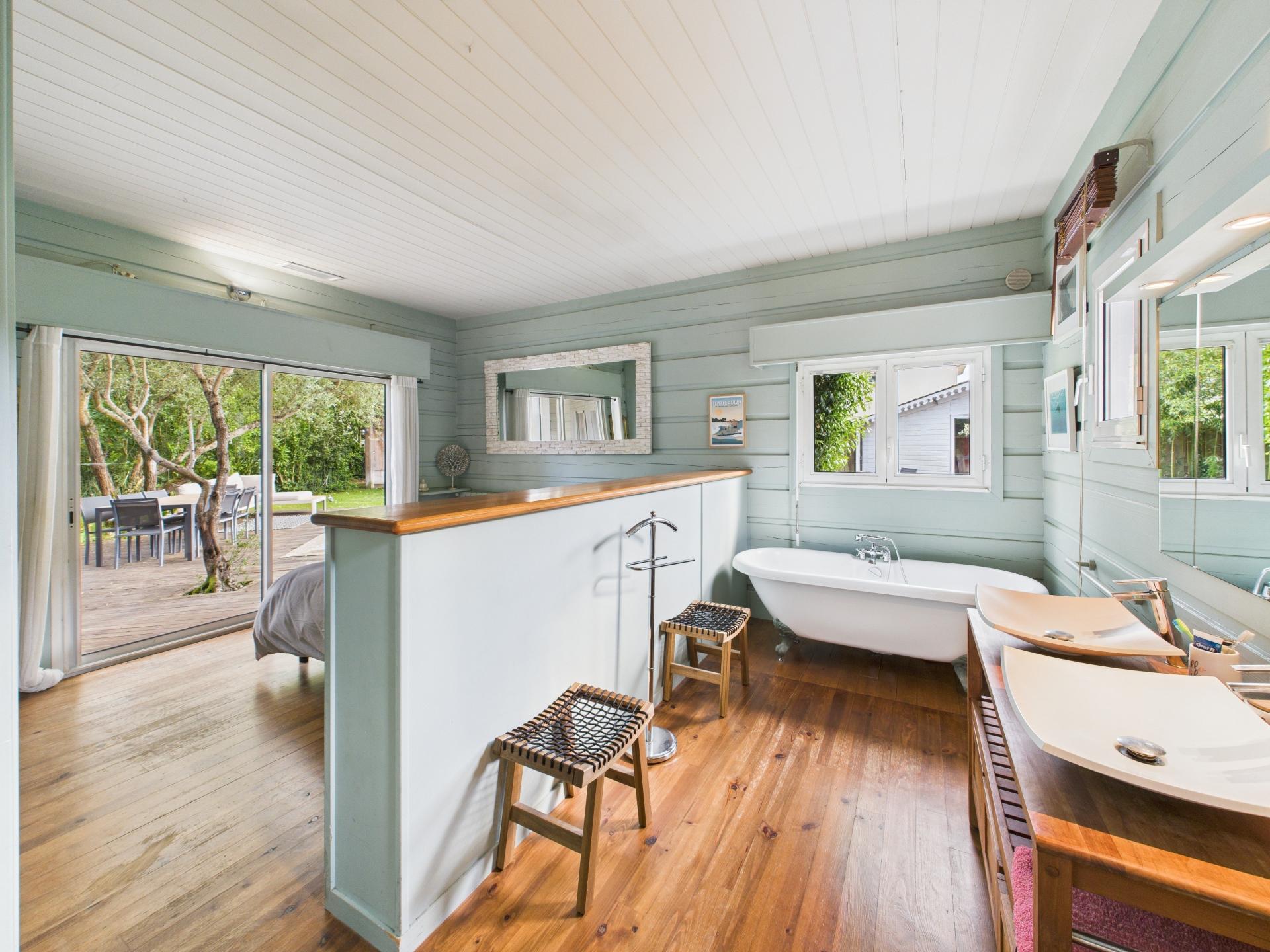 Photo 11 of the listing.