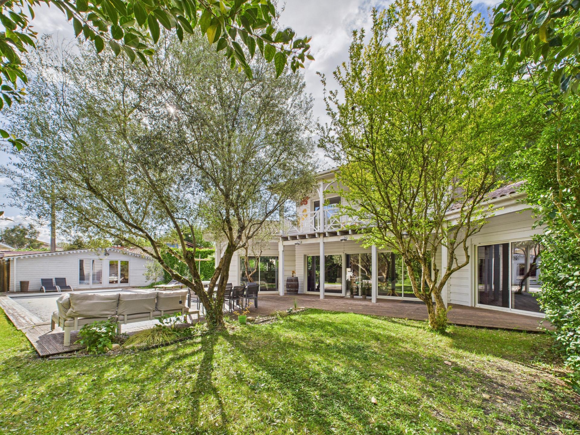 Photo 14 of the listing.